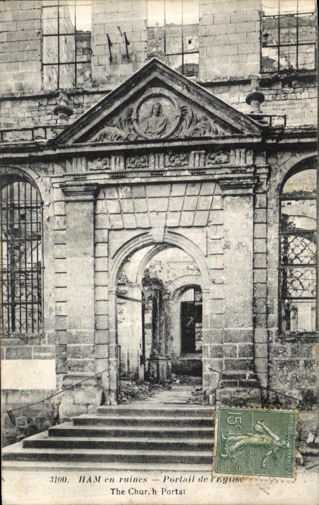 CPA Ham en Ruines Portail de l Eglise Militaria
