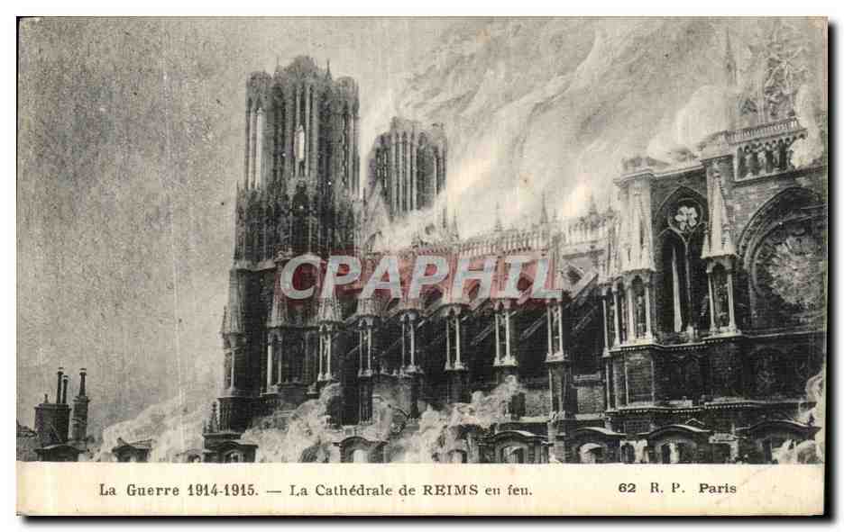 CPA La Cathedrale de Reims en feu Militaria
