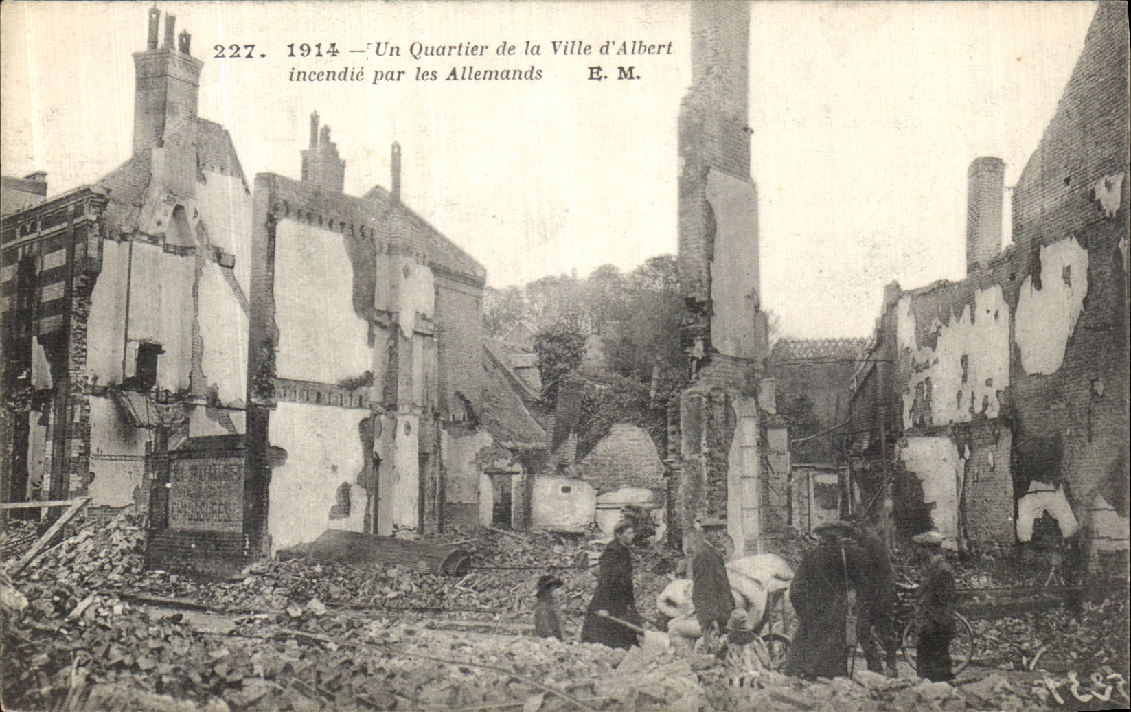 CPA Un quartier de la Ville d Albert Militaria