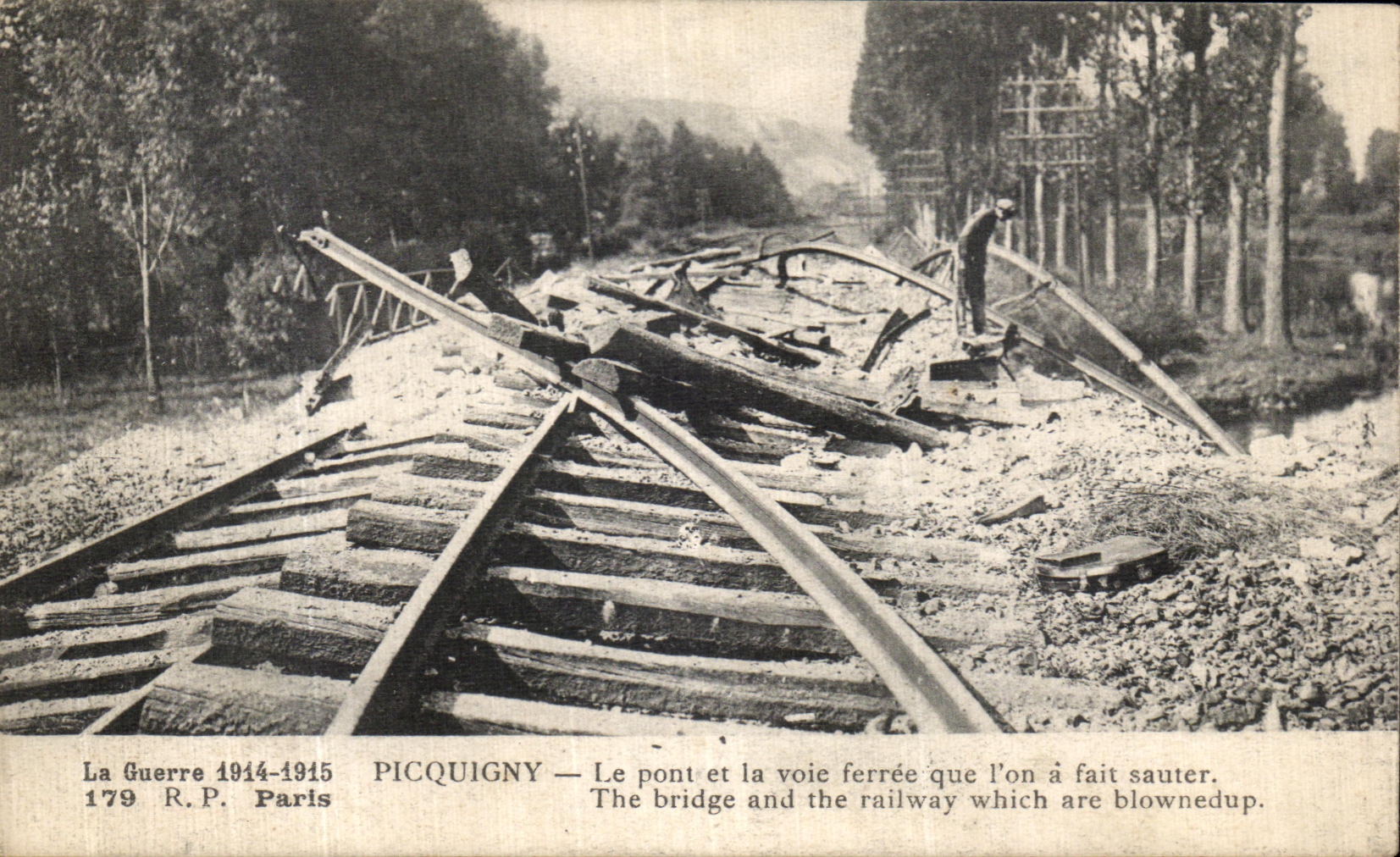 CPA Picquigny Le Pont et la Voie Ferree Militaria