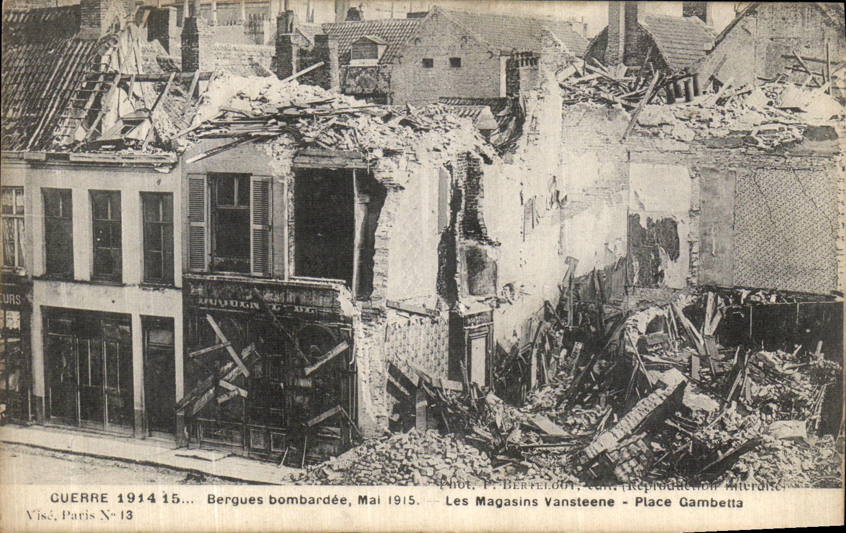 CPA Bergues bombardee Les Magasins Vansteene Place Gambetta Militaria