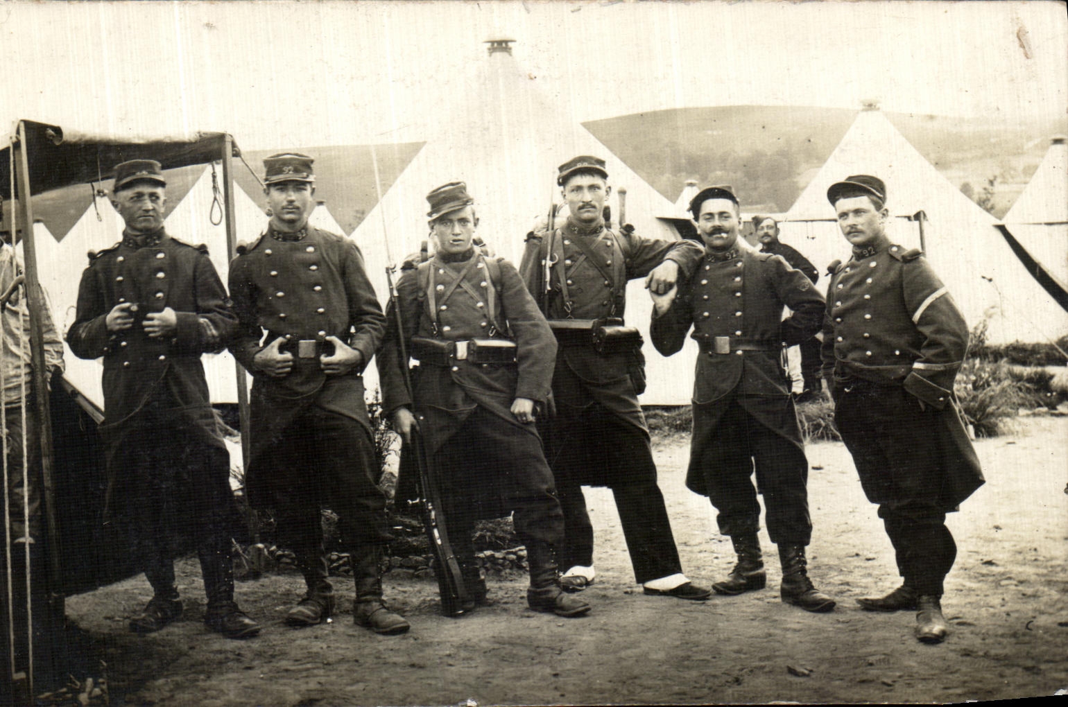 CARTE PHOTO Soldats Militaria numero 92 sur les cols 