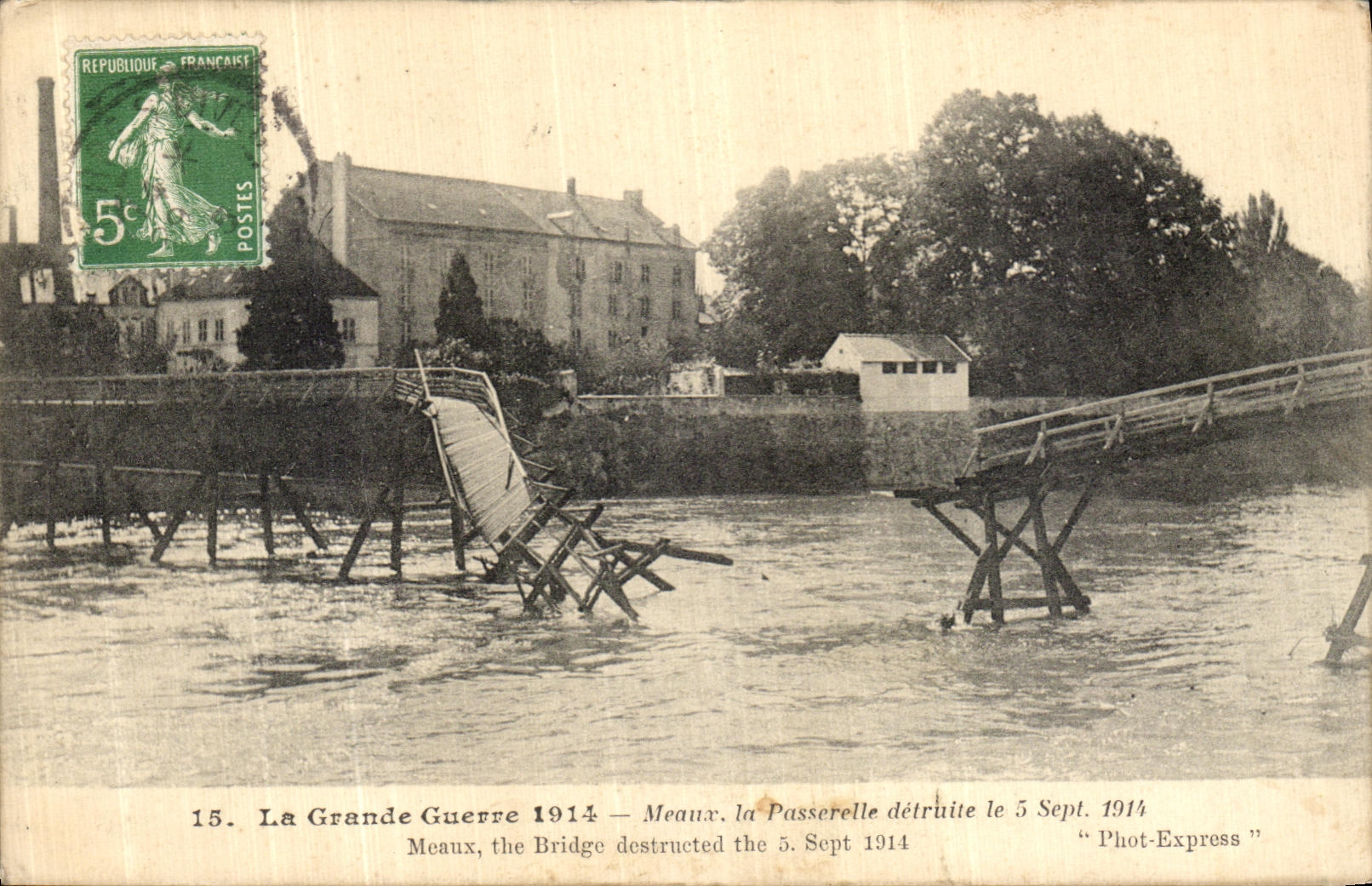 Meaux — la Passerelle détruite le 5 Sept. 1914 — Phot-Express