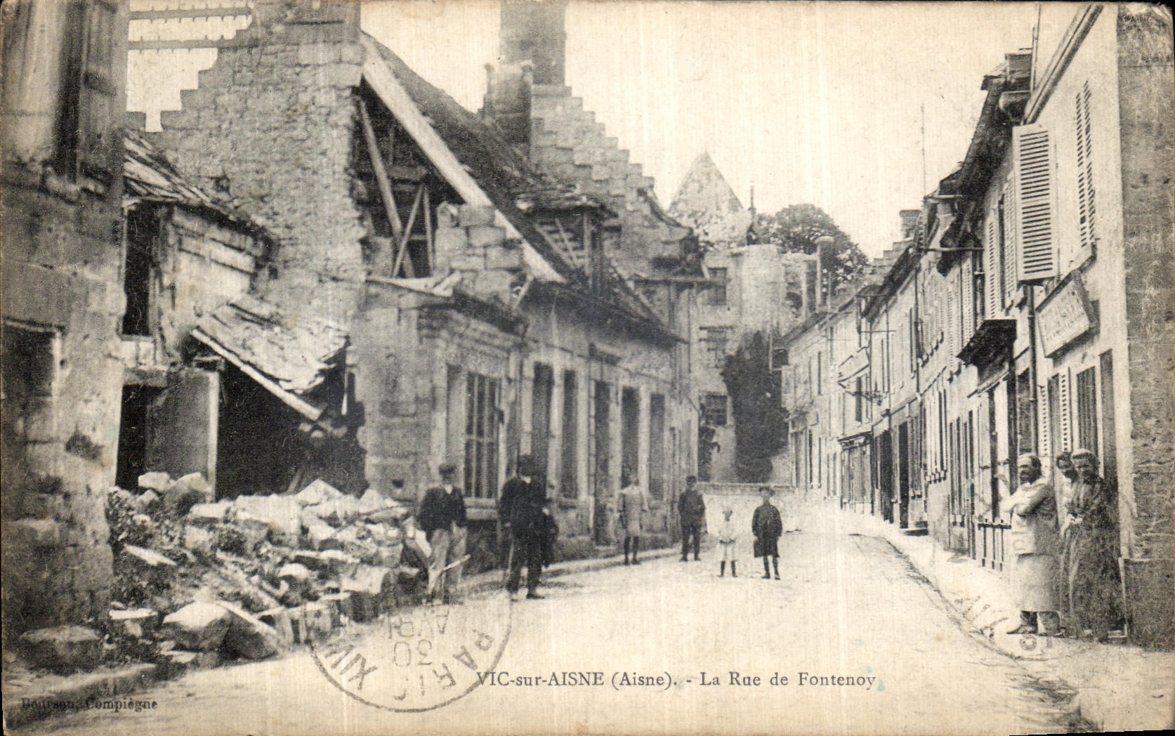 CPA Vic sur Aisne La rue de Fontenoy Militaria