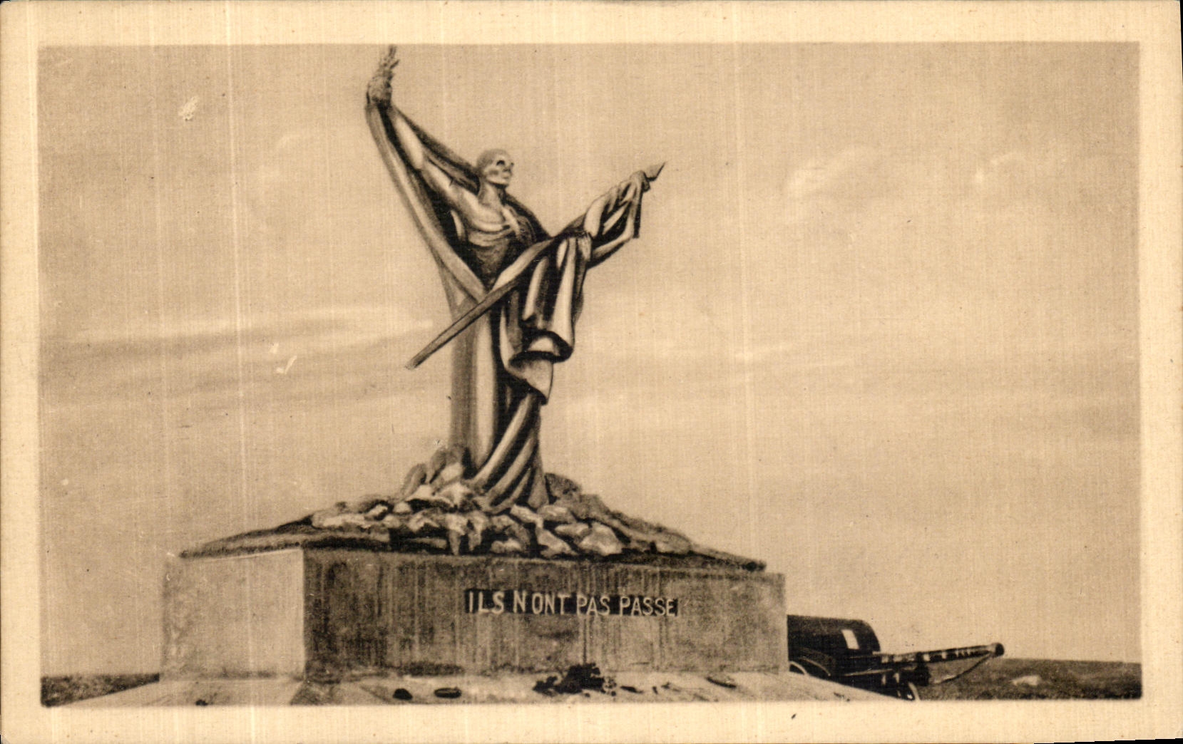 Le Mort-Homme — Monument élevé à la mémoire des Moris de la 66e Division — œuvre de M. Froment Maurice