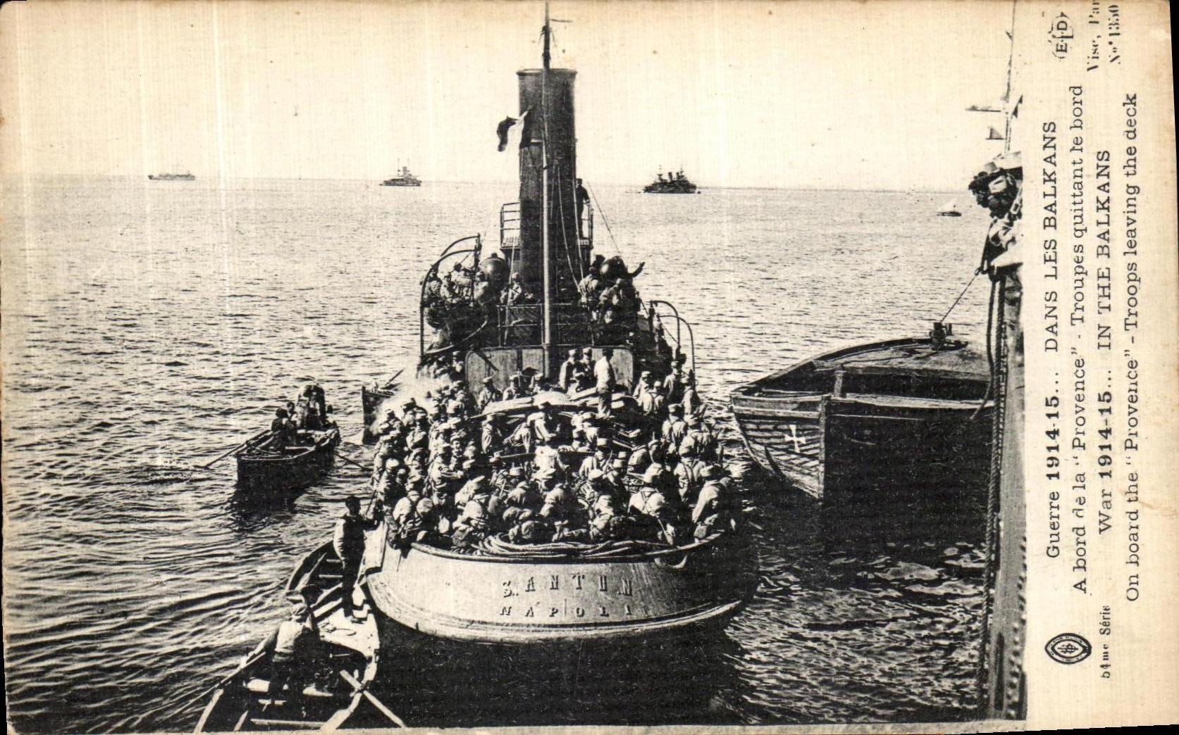 CPA Dans Les Balkans A bord de la provence Troupes quittant le bord Bateau Militaria