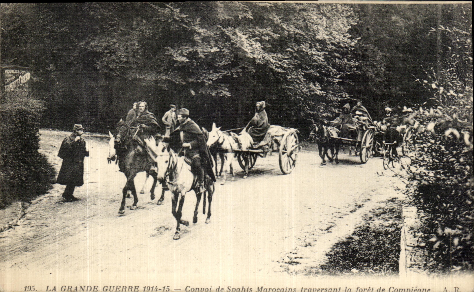 Convoi de Spahis Marocains traversant la forêt de Compiègne — A.R. 195