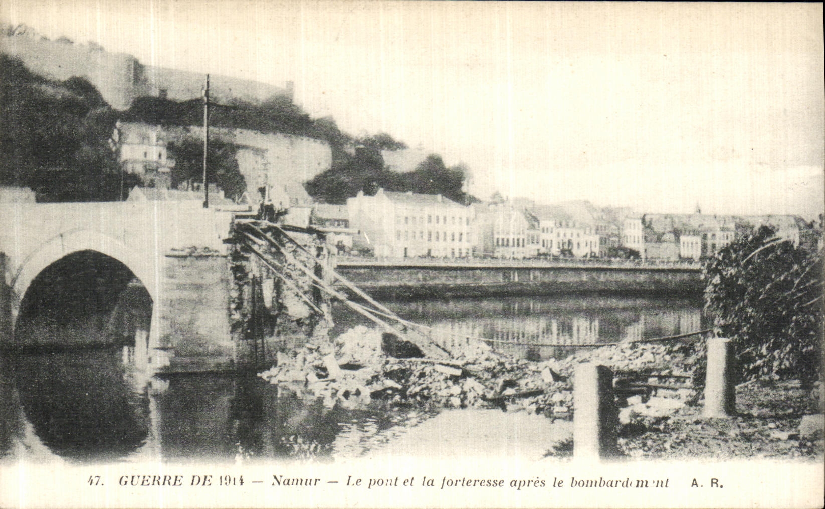 CPA Namur Le Port et la Forteresse apres le Bombardement Militaria