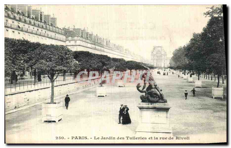 CPA Paris Le Jardin des Tuileries et la rue de Rivoli Louvre