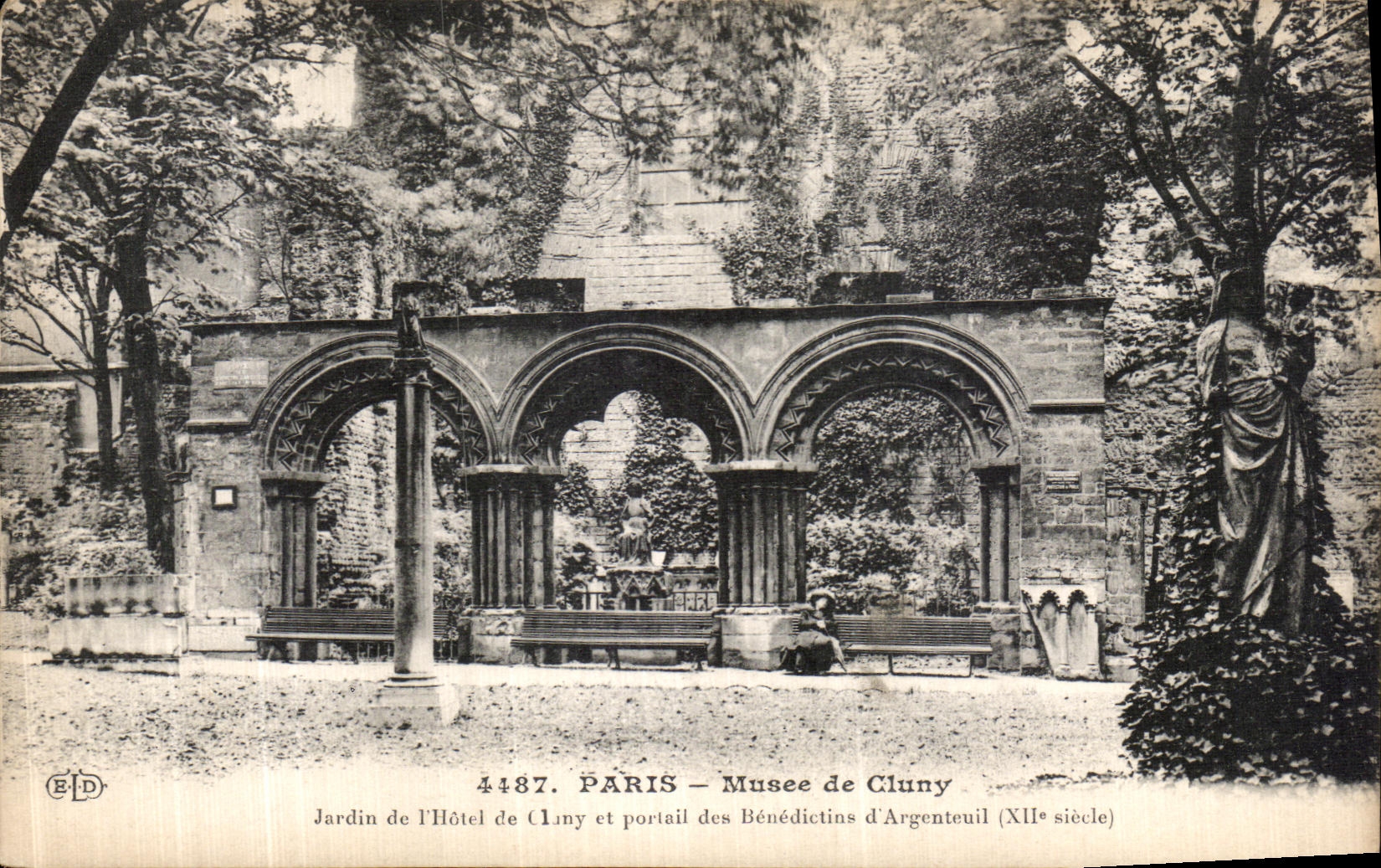 CPA Paris Musee de Cluny Jardin de l hotel de Cluny et portail des benedictins d Argenteuil