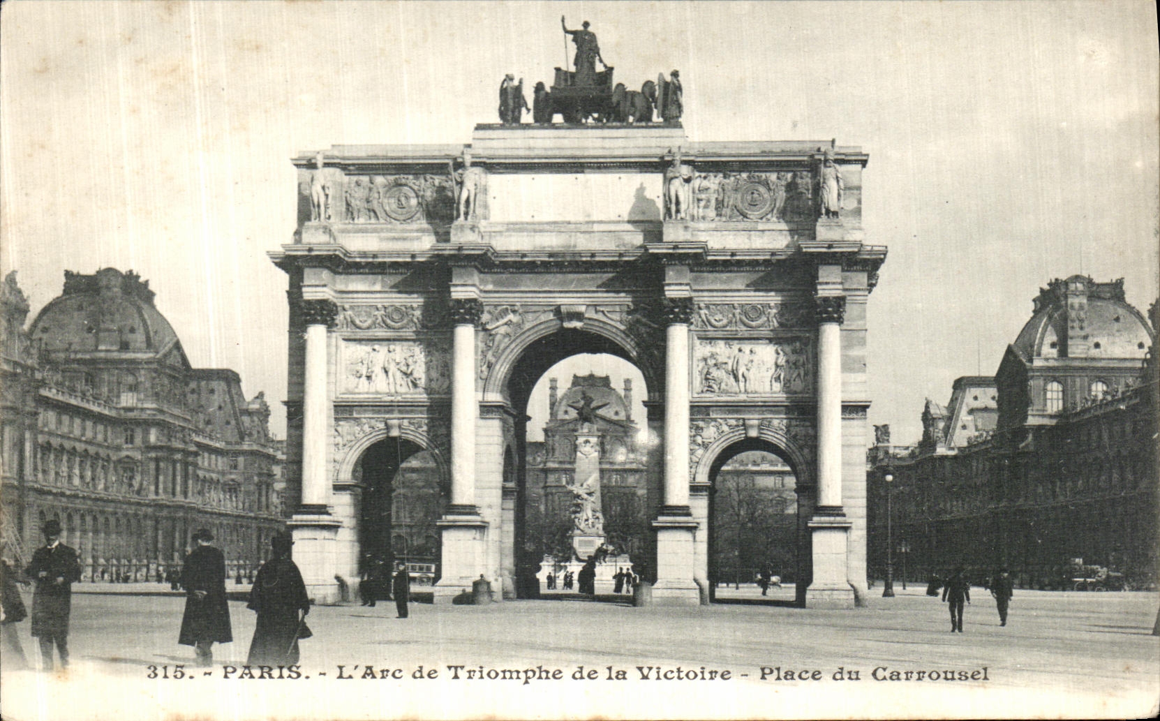 CPA Paris L Arc de Triomphe de la Victoire Place du Carrousel