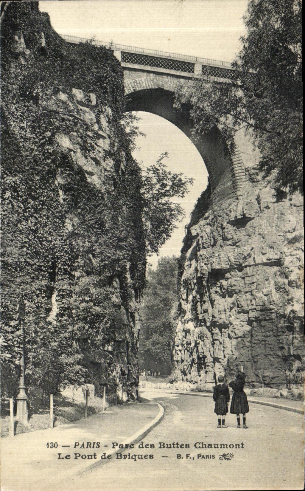 CPA Paris Parc des Buttes Chaumont Le Pont de Briques