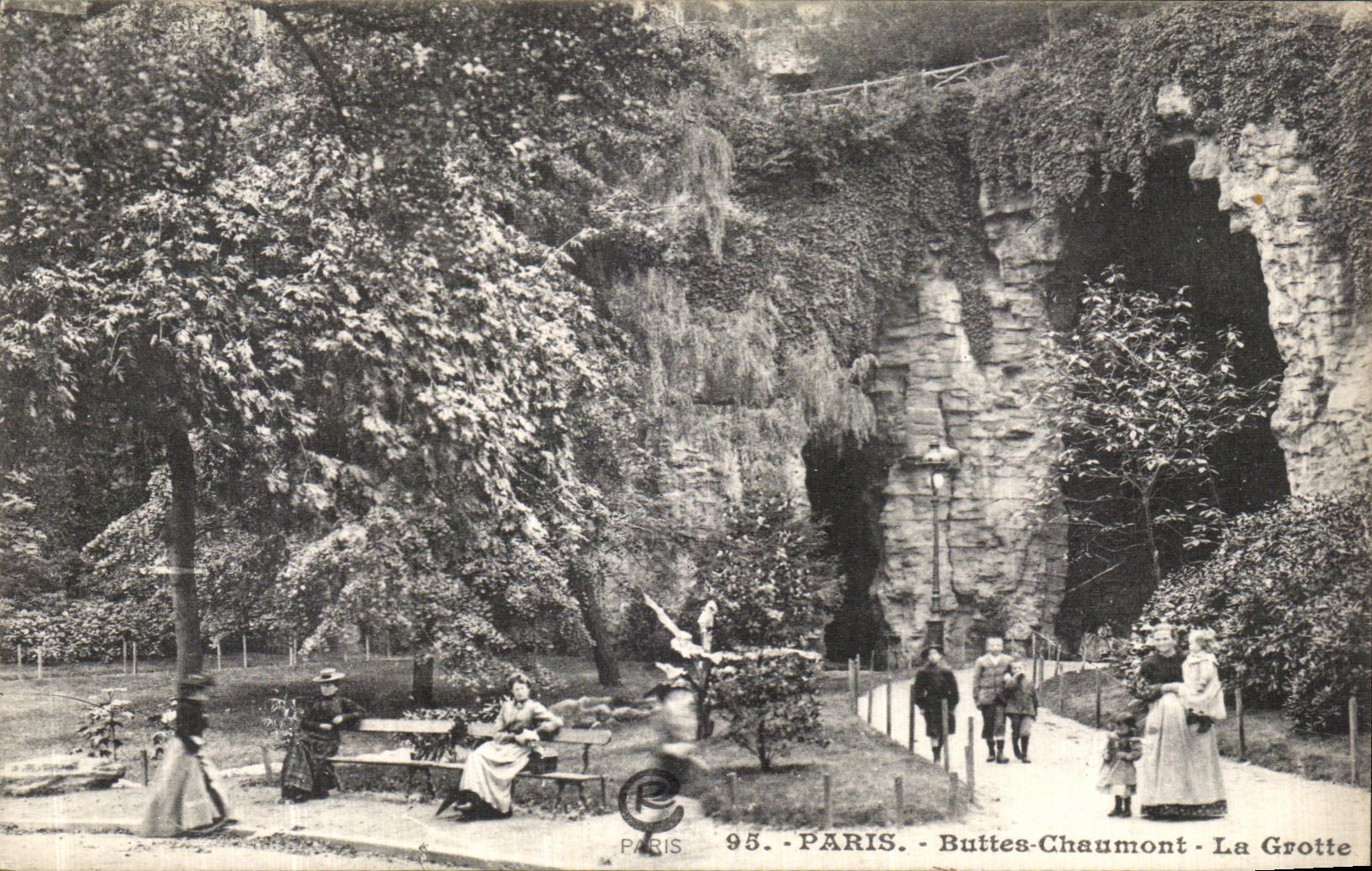 CPA Paris Buttes Chaumont La Grotte