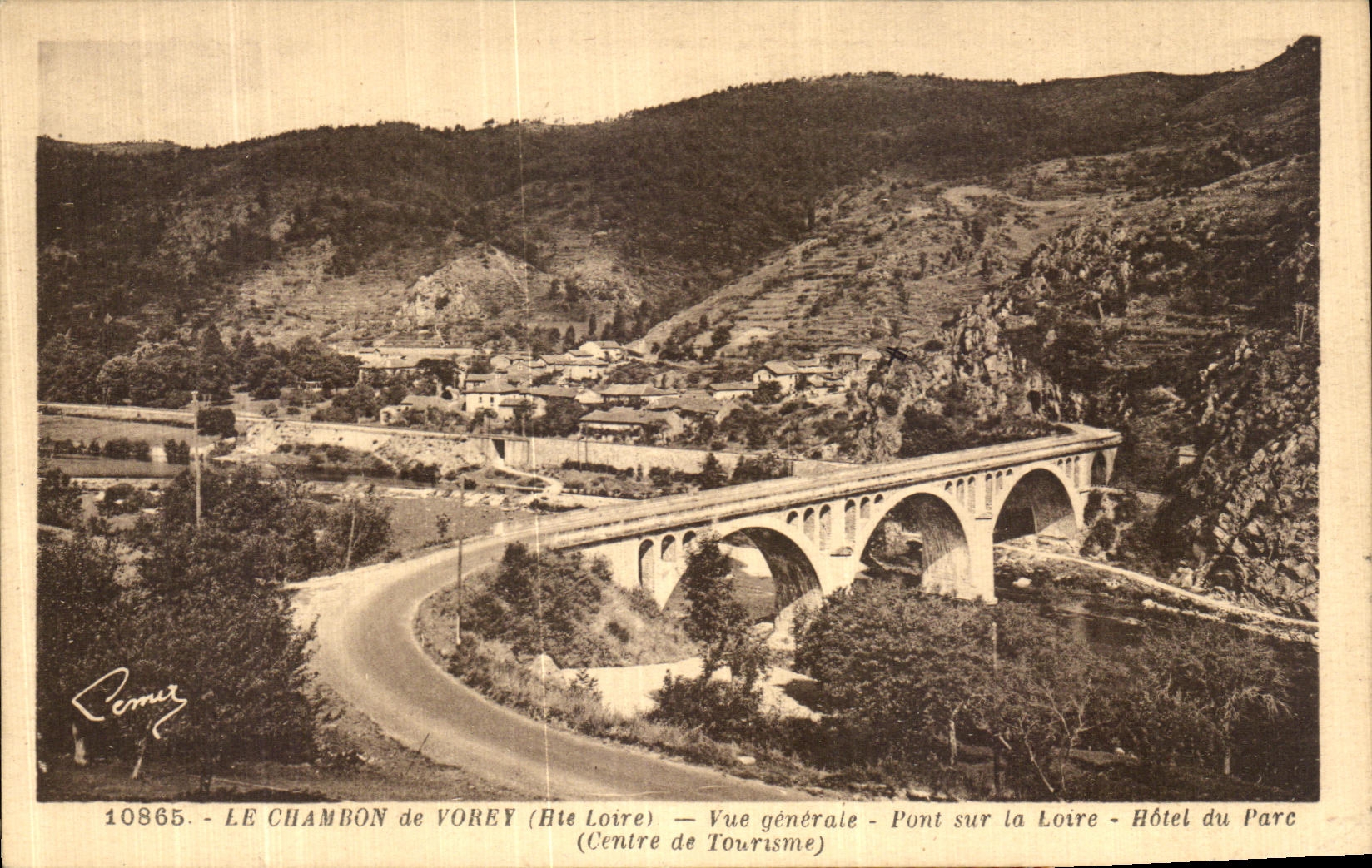 Le Chambon de Vorey (Hte Loire) — Vue générale — Pont sur la Loire — Hôtel du Parc (Centre de Tourisme)