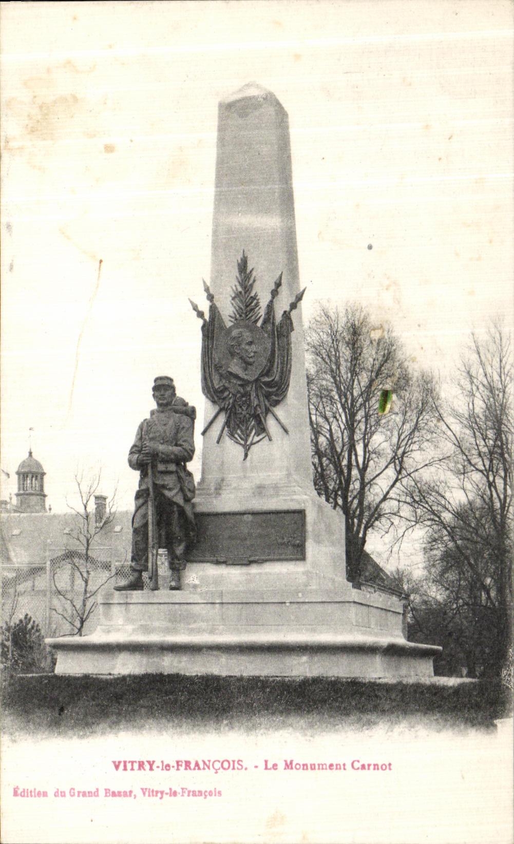 CPA Vitry le Francois Le Monument Carnot Militaria