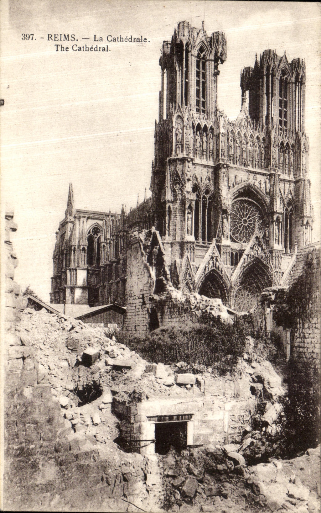 CPA Reims La Cathedrale Militaria