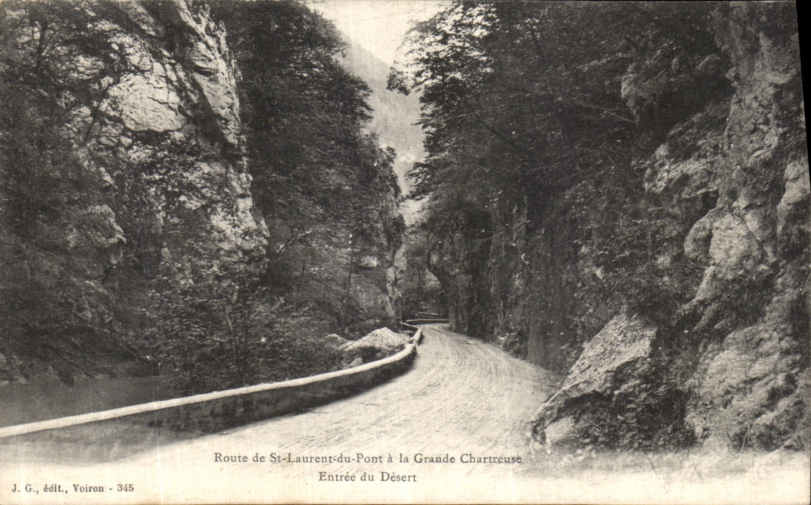CPA Route de St Laurent du Pont a La Grande Charteuse Entree du desert