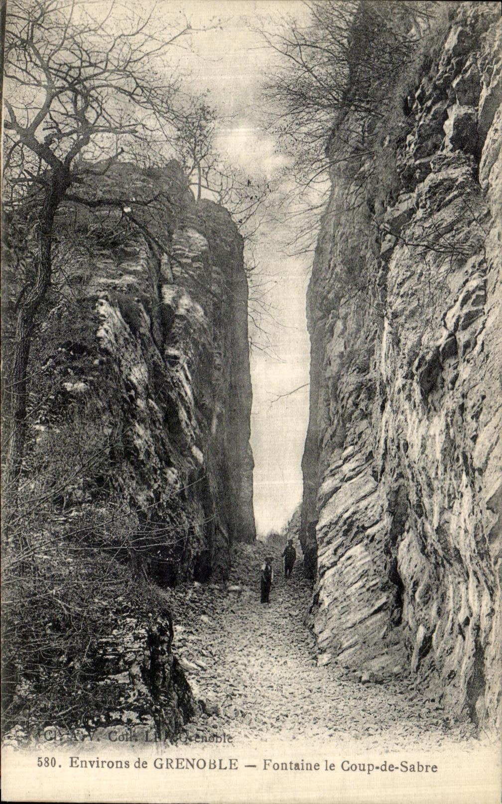 Environs de GRENOBLE — Fontaine le Coup-de-Sabre — Cité A.V. Coll. L. P. Grenoble, n° 580