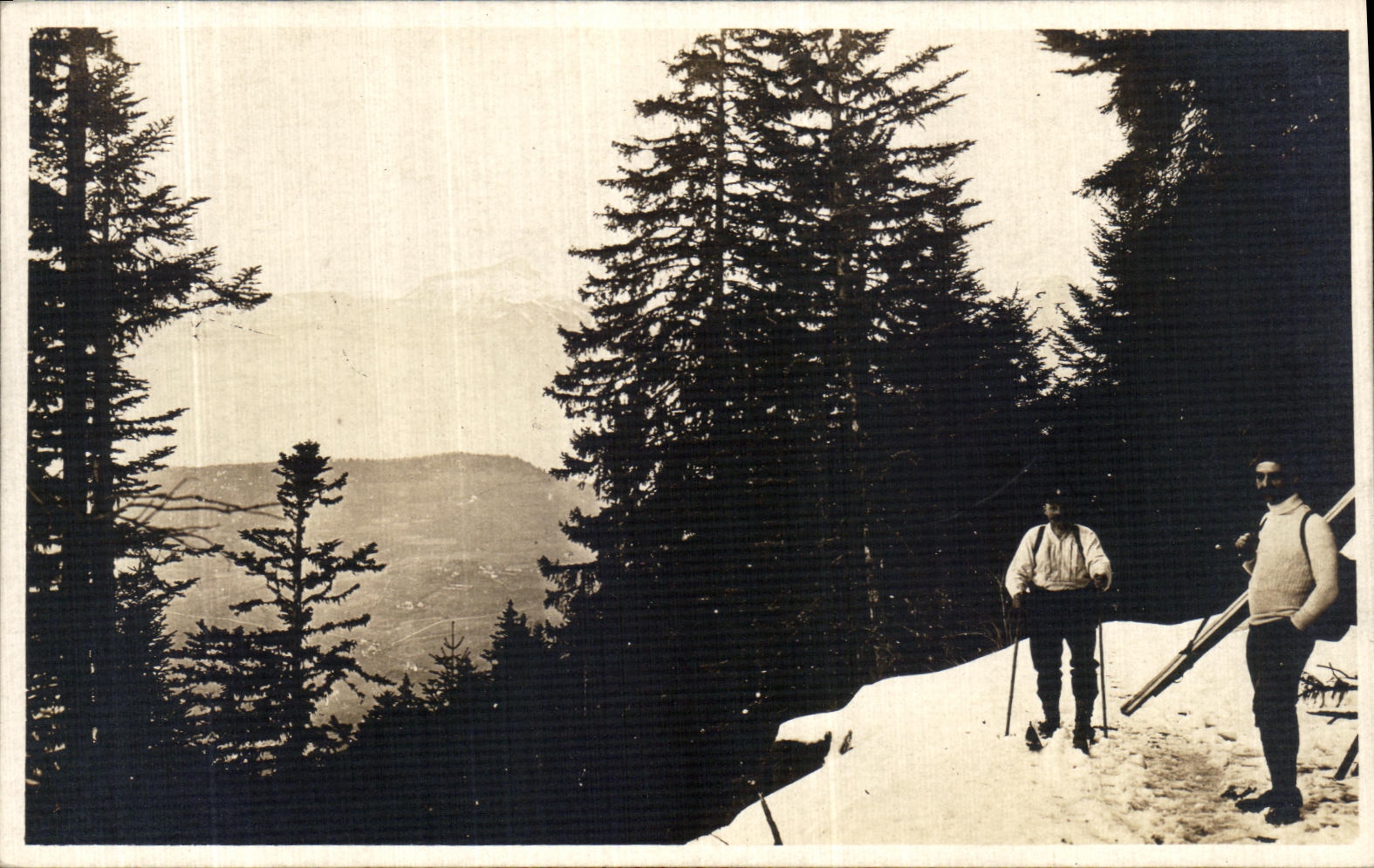 Deux skieurs en forêt enneigée — Phot. P. Gaude, Grenoble