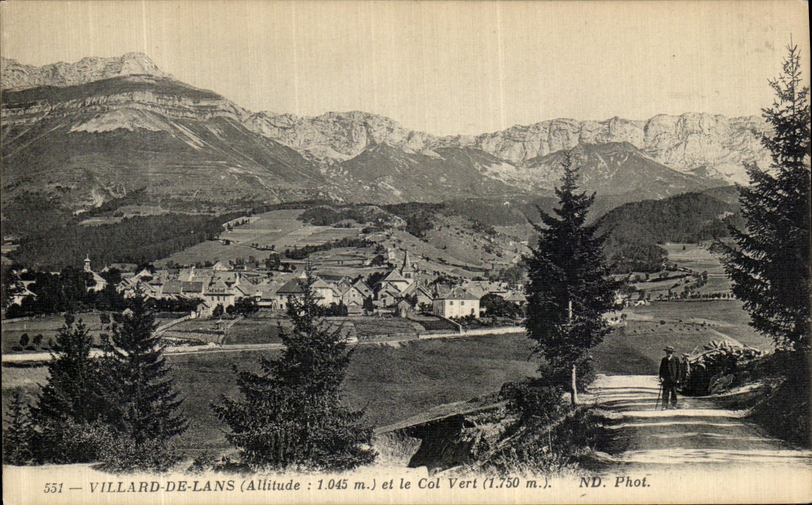 Villard-de-Lans (Altitude : 1.045 m.) et le Col Vert (1.750 m.) — ND. Phot. — n° 551