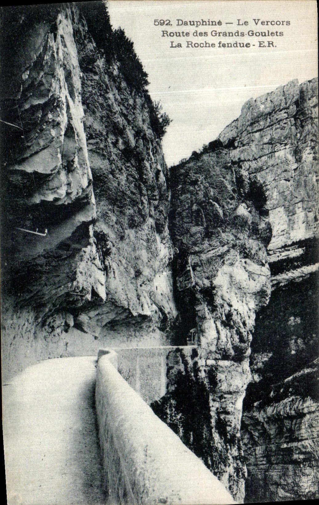 Dauphiné — Le Vercors — Route des Grands-Goulets — La Roche fendue — E.R. — n°592