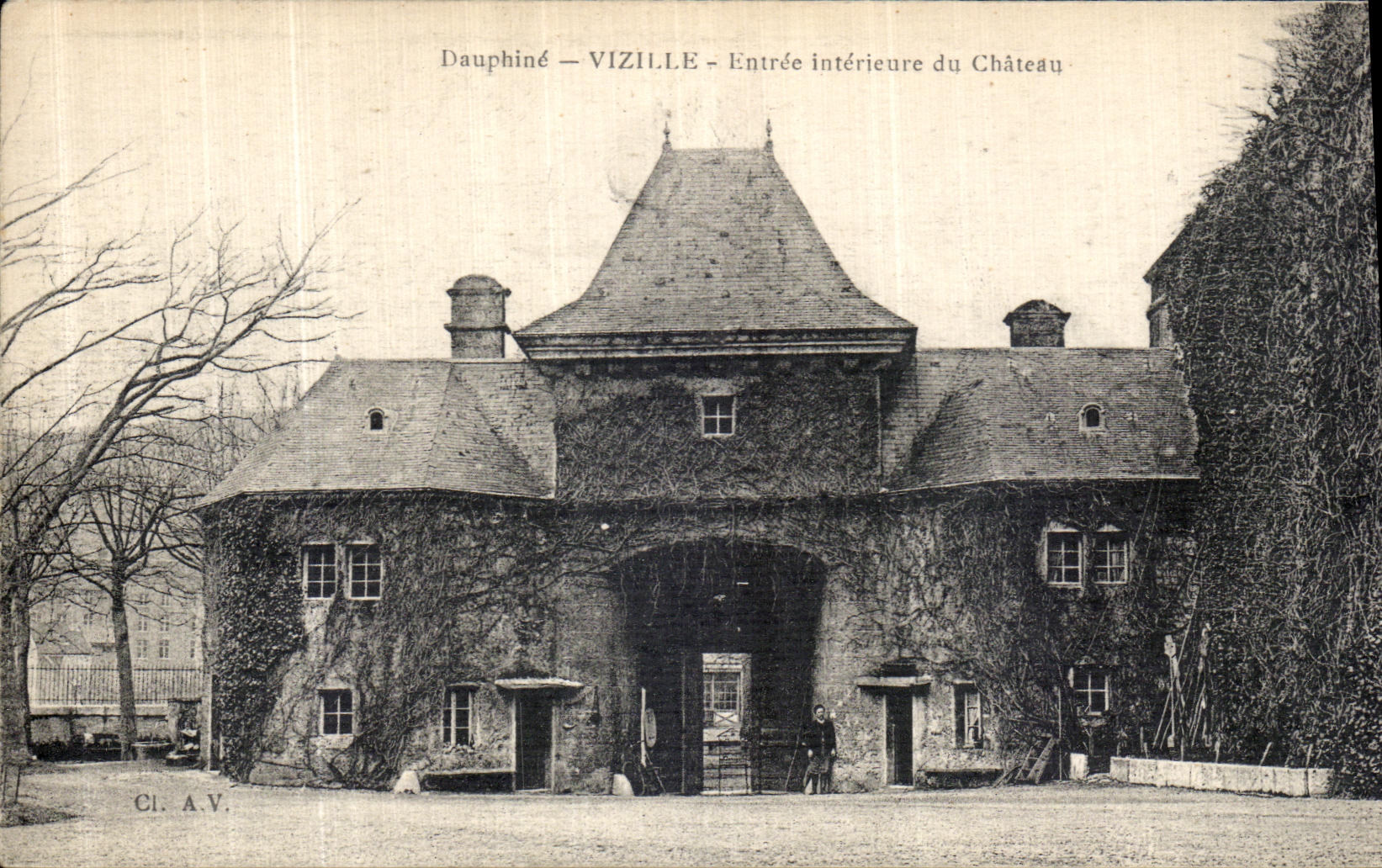Vizille — Entrée intérieure du Château — Cl. A.V.