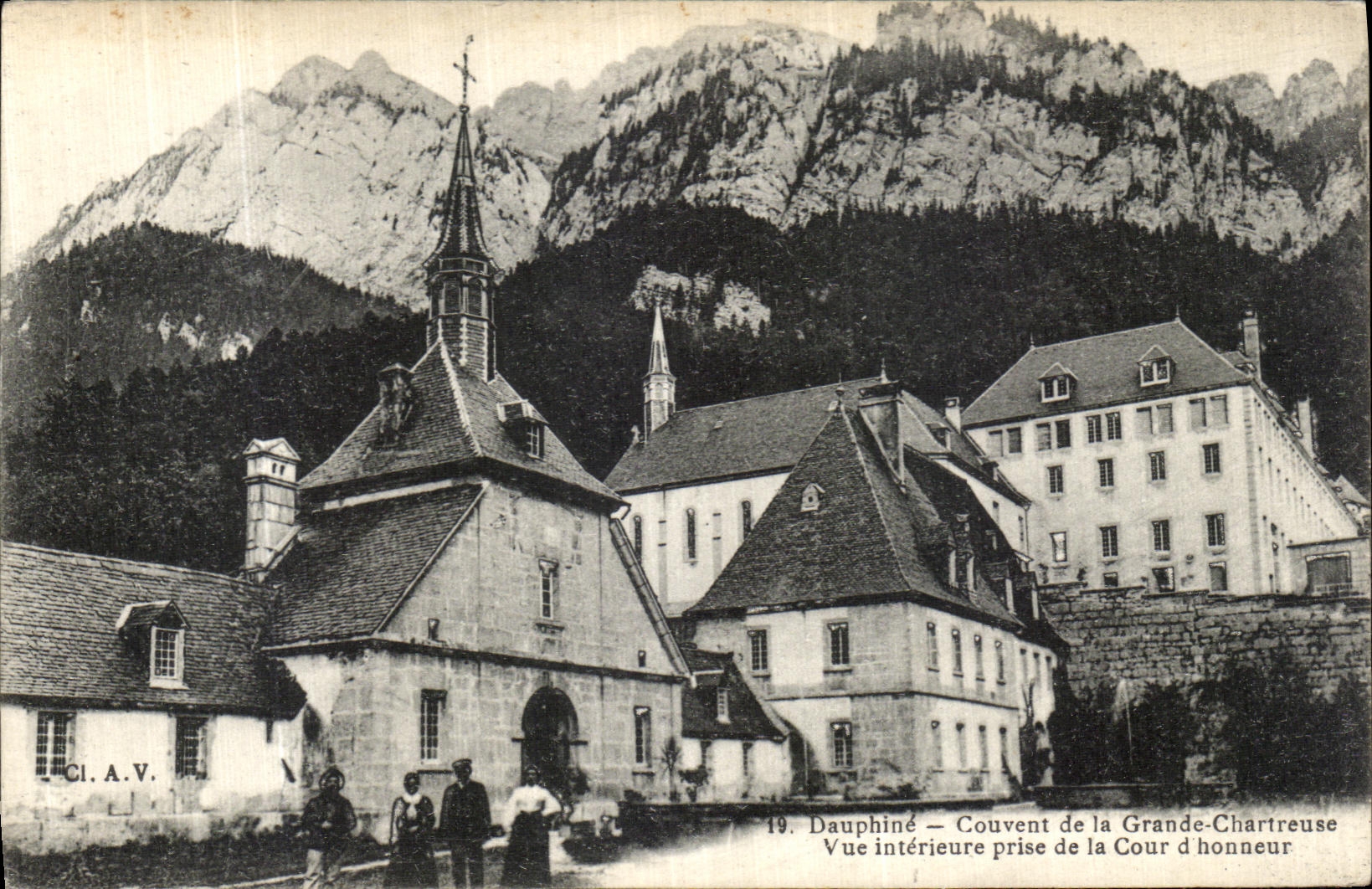 CPA Dauphine Couvent de la Grande Chartreuse Vue Interieure Prise de la Cour 