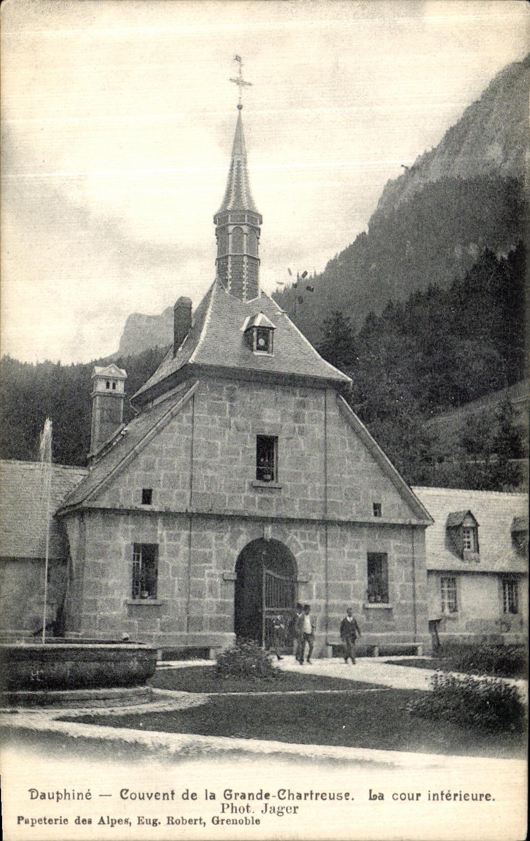 CPA Dauphine Couvent de la Grande Chartreuse La cour interieure 
