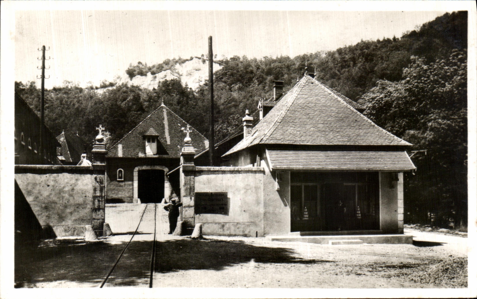 CPA Le Dauphine Fourvoirie Entree de la Distillerie de la Grande Chartreuse