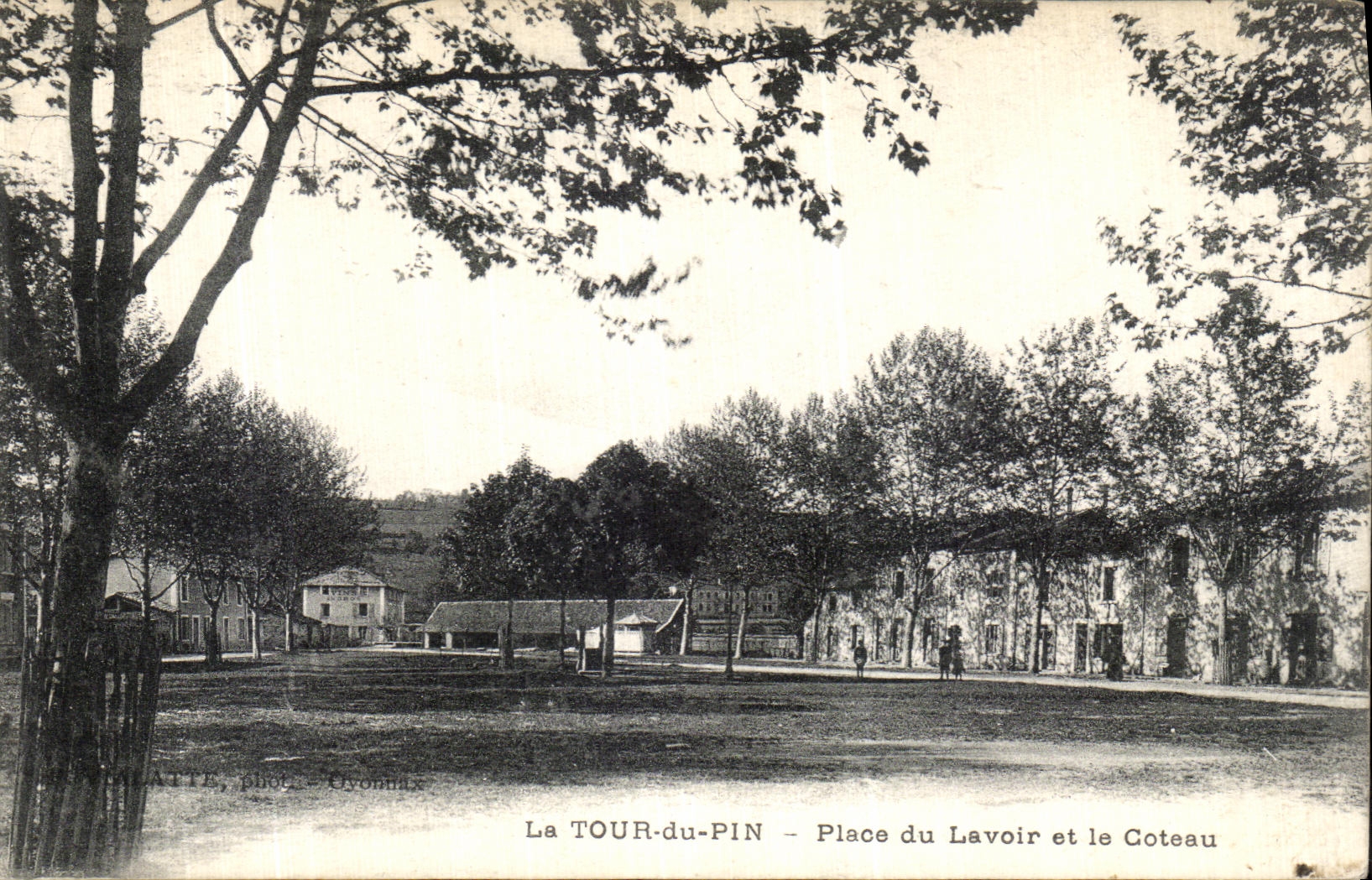 La TOUR-du-PIN - Place du Lavoir et le Coteau — phot. Ouvonhaux
