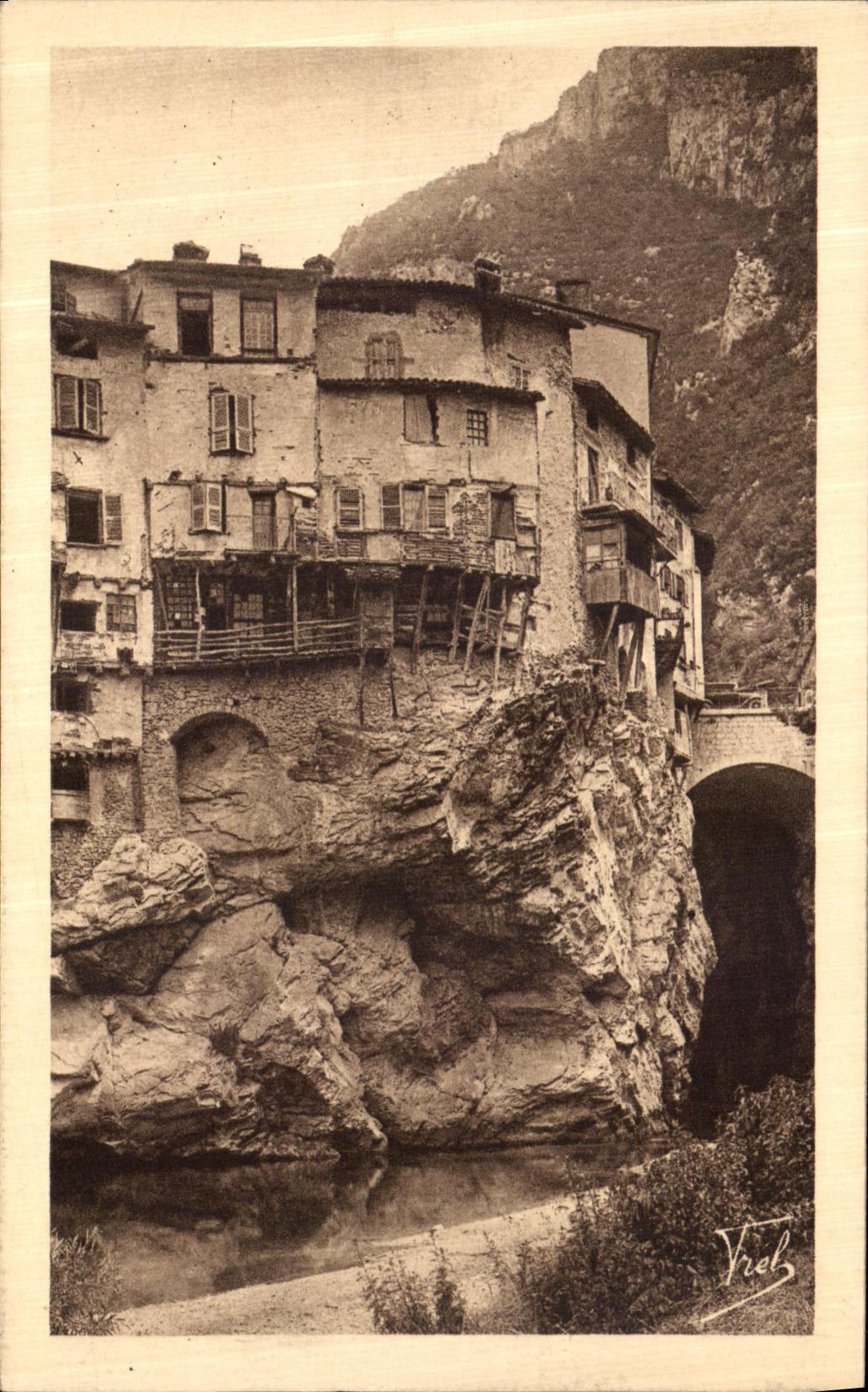 Pont-en-Rapais — vue des maisons en éperon sur le canyon — Vreb