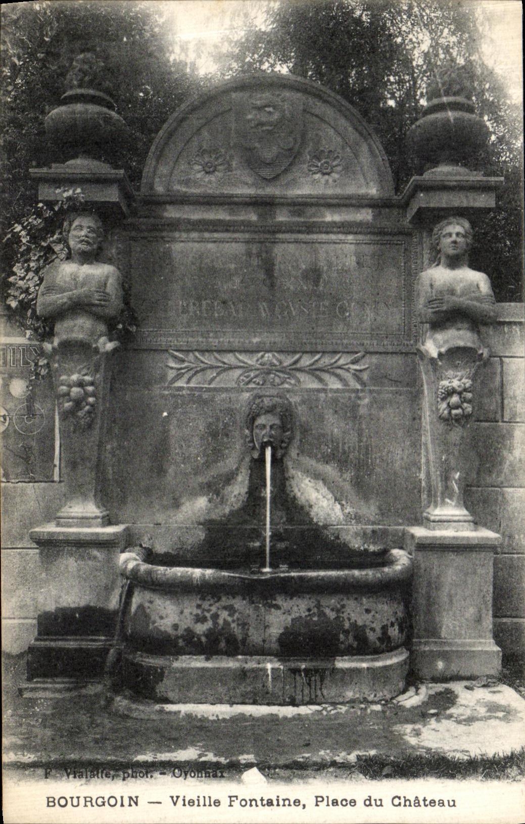 CPA Bourgoin Vieille Fontaine Place du Chateau