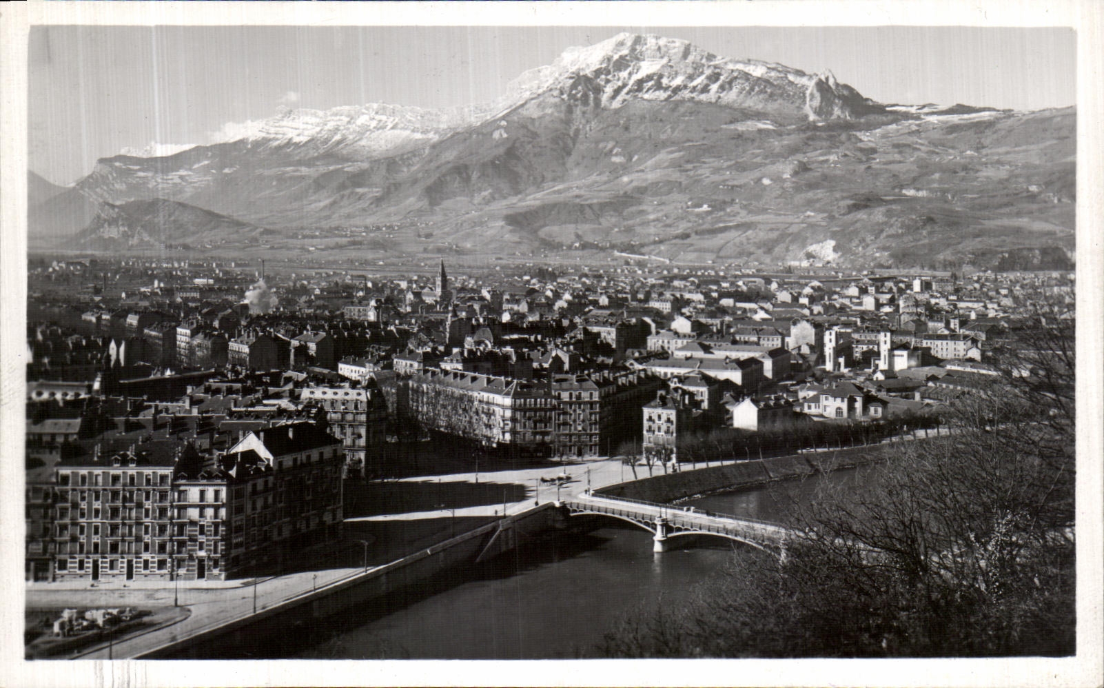 Vue de la ville de Saint-Jean-de-Monts — montagne enneigée en arrière-plan — éditeur CPAPHIL, n° de série non visible