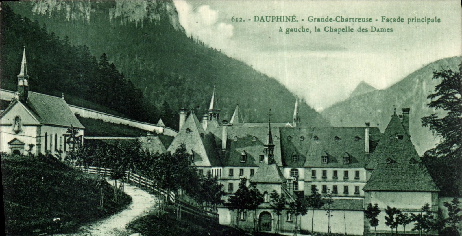 Dauphiné - Grande-Chartreuse - Façade principale à gauche, la Chapelle des Dames