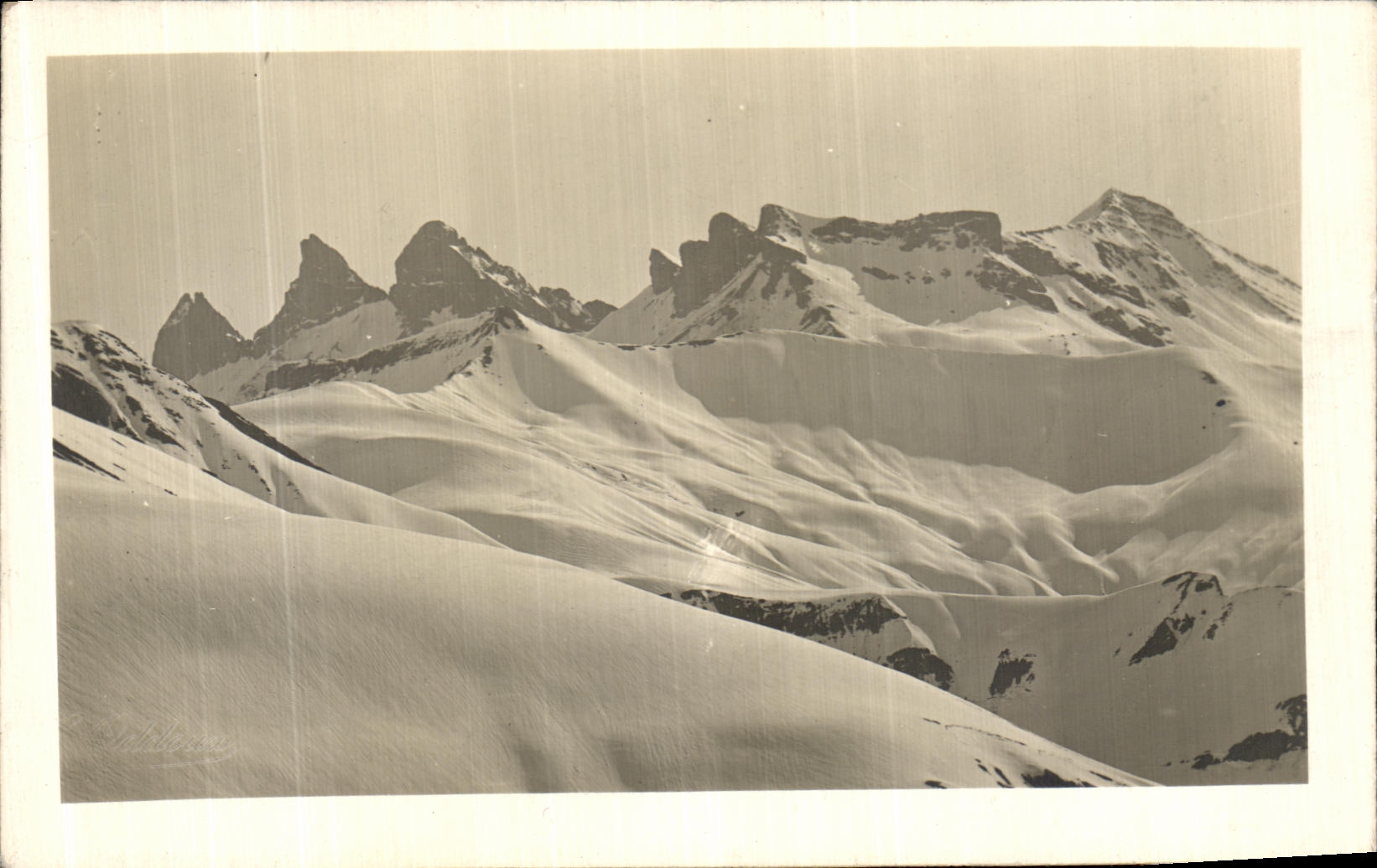 Montagnes enneigées — vue alpine — éditeur non visible