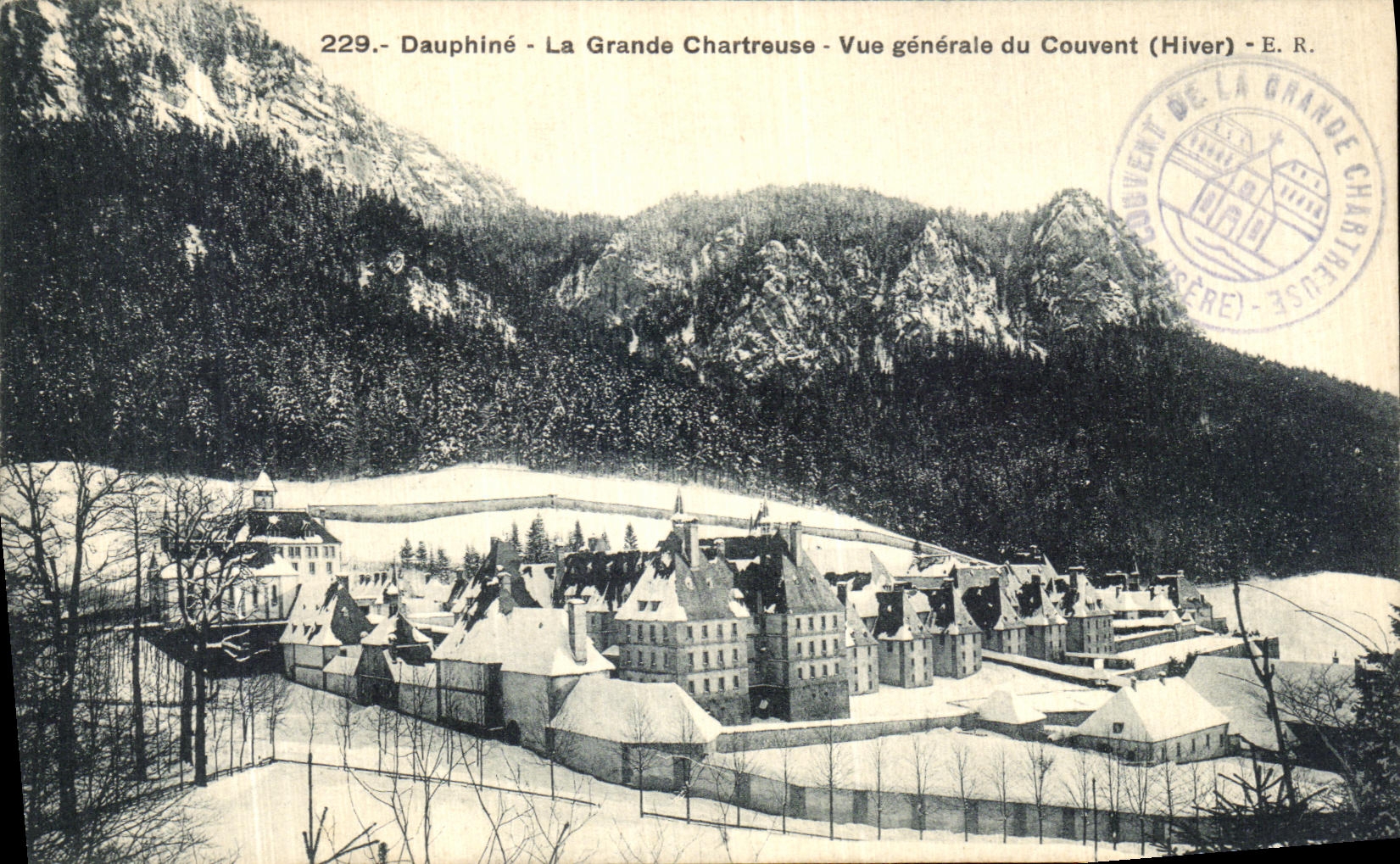 CPA Dauphine La Grande Charteuse Vue Generale du Couvent hiver 