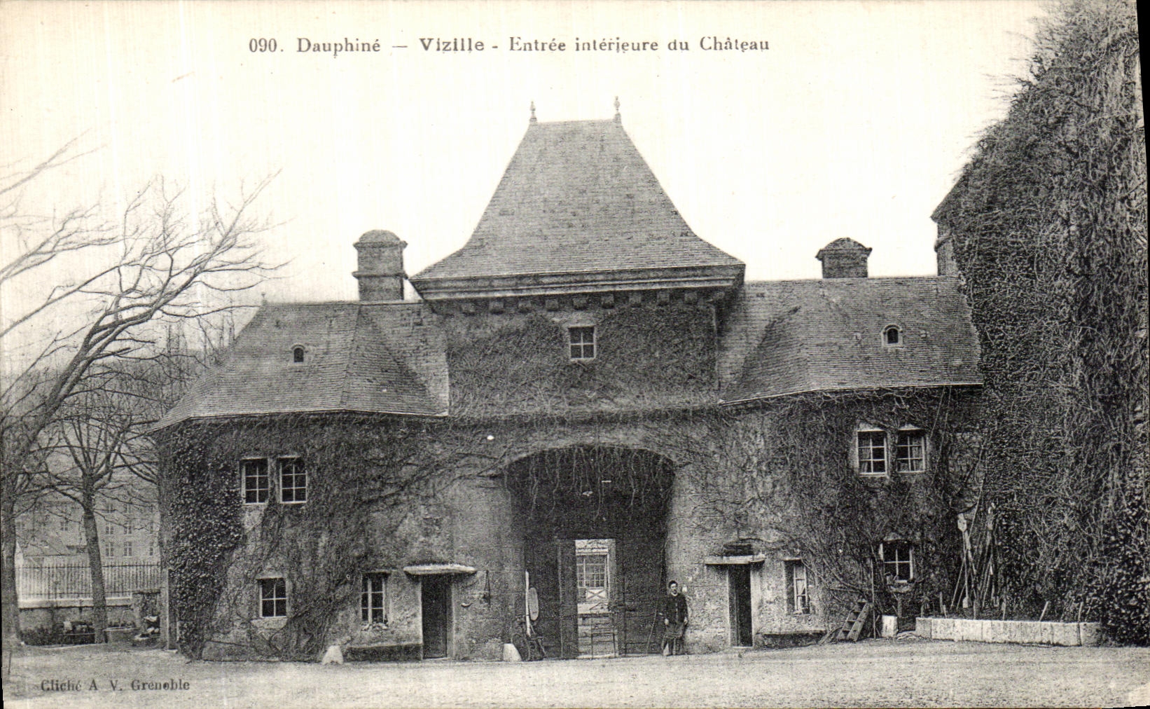 Vizille - Entrée intérieure du Château — Dauphiné — Cliché A. V. Grenoble — n° 090