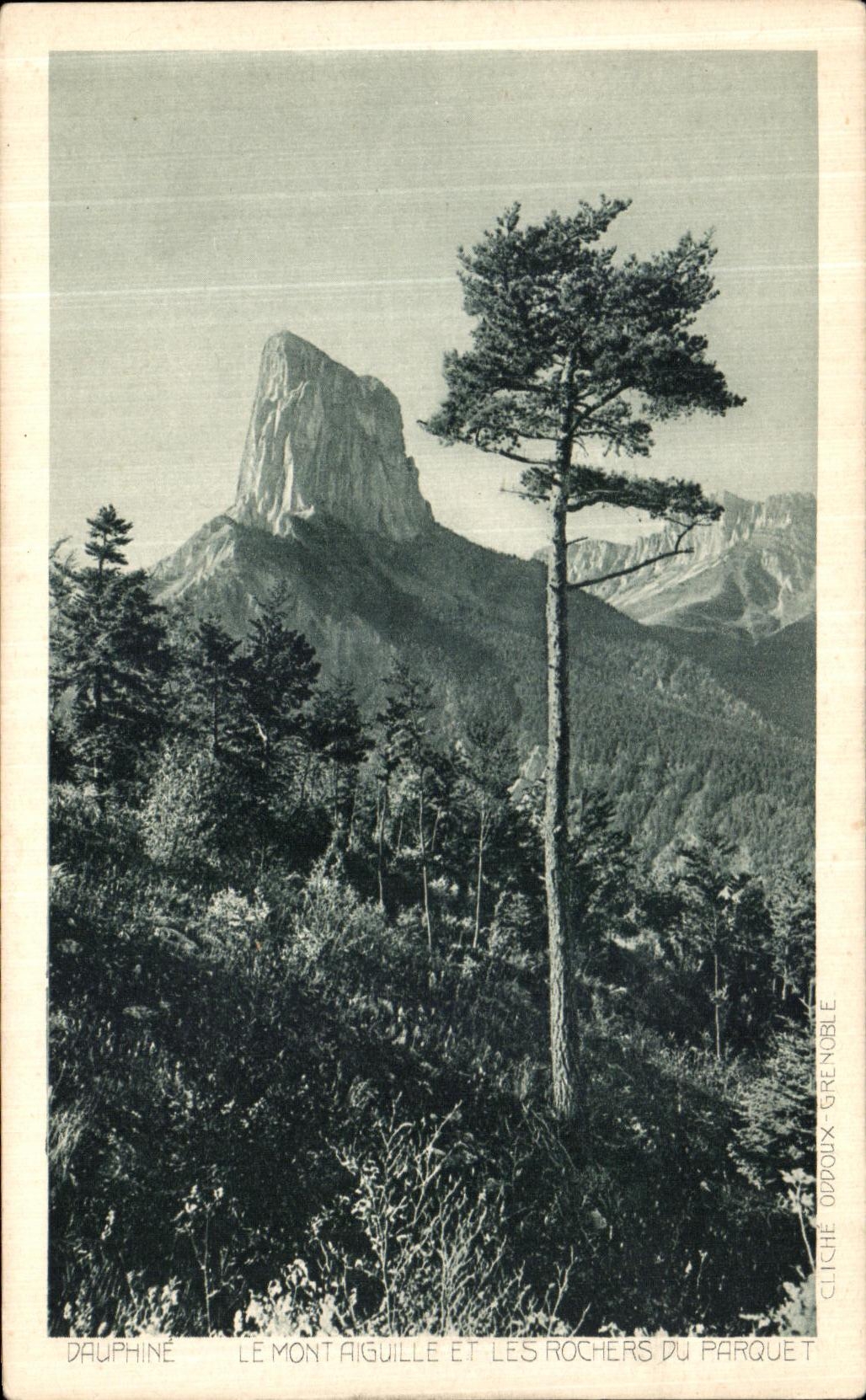 Dauphiné — Le Mont Aiguille et les Rochers du Parquet — Cliché Oddoux-Grenoble