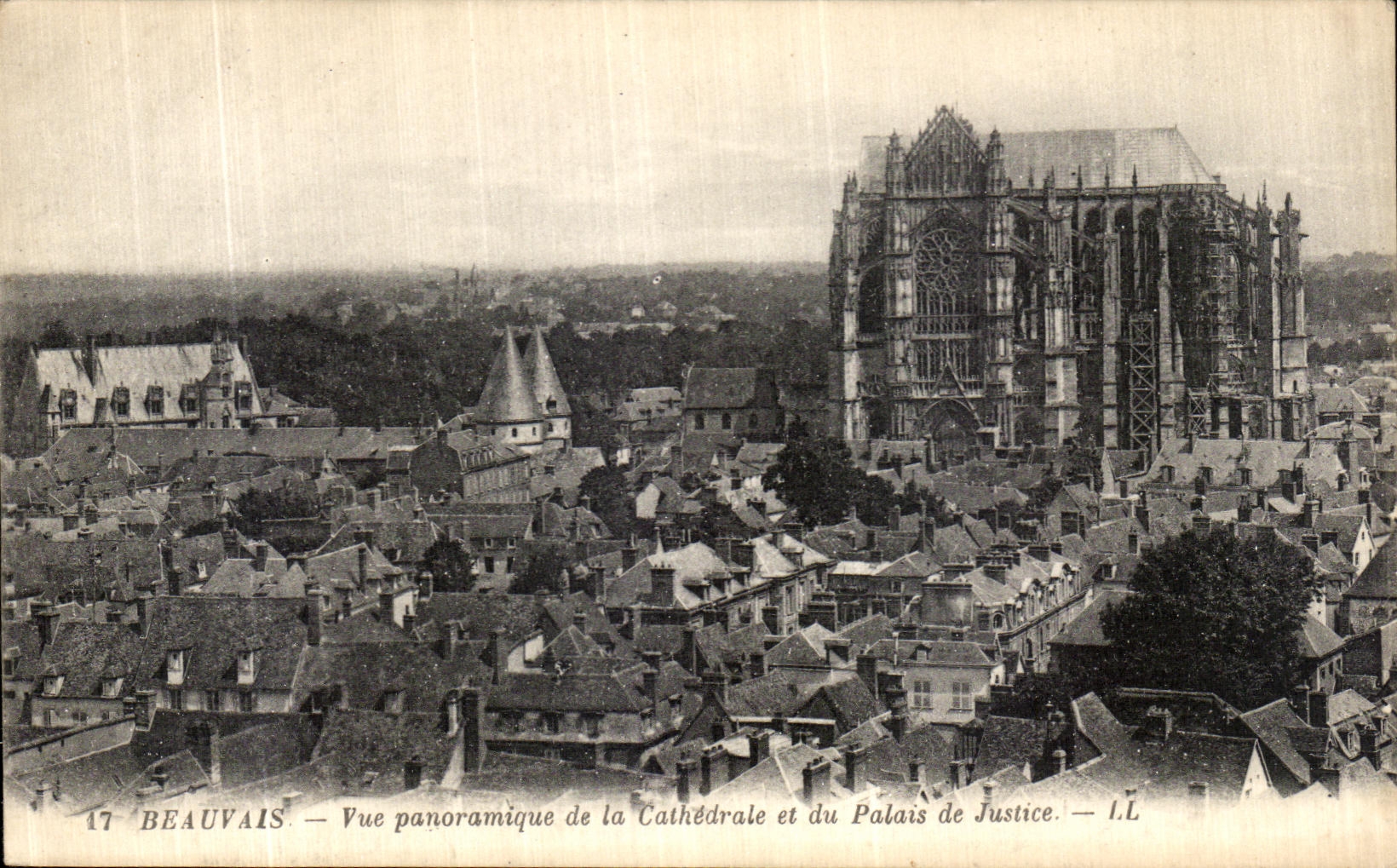 Beauvais — Vue panoramique de la Cathédrale et du Palais de Justice — I.L.