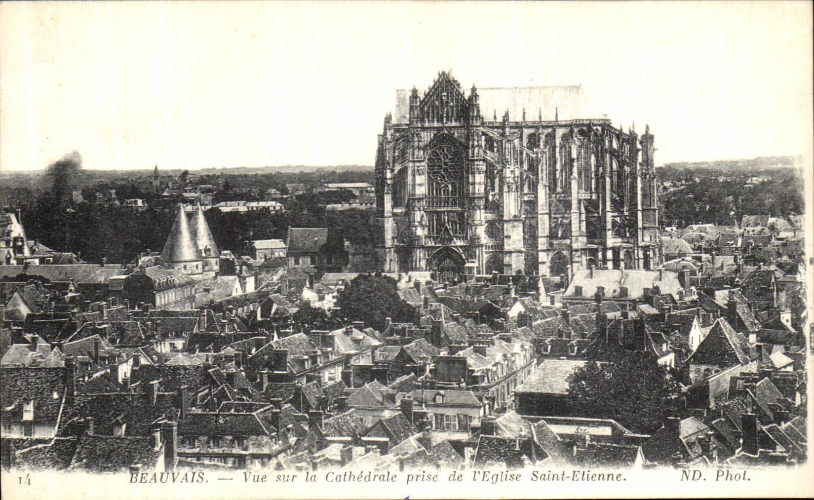 Beauvais — Vue sur la Cathédrale prise de l'Église Saint-Étienne — ND. Phot.