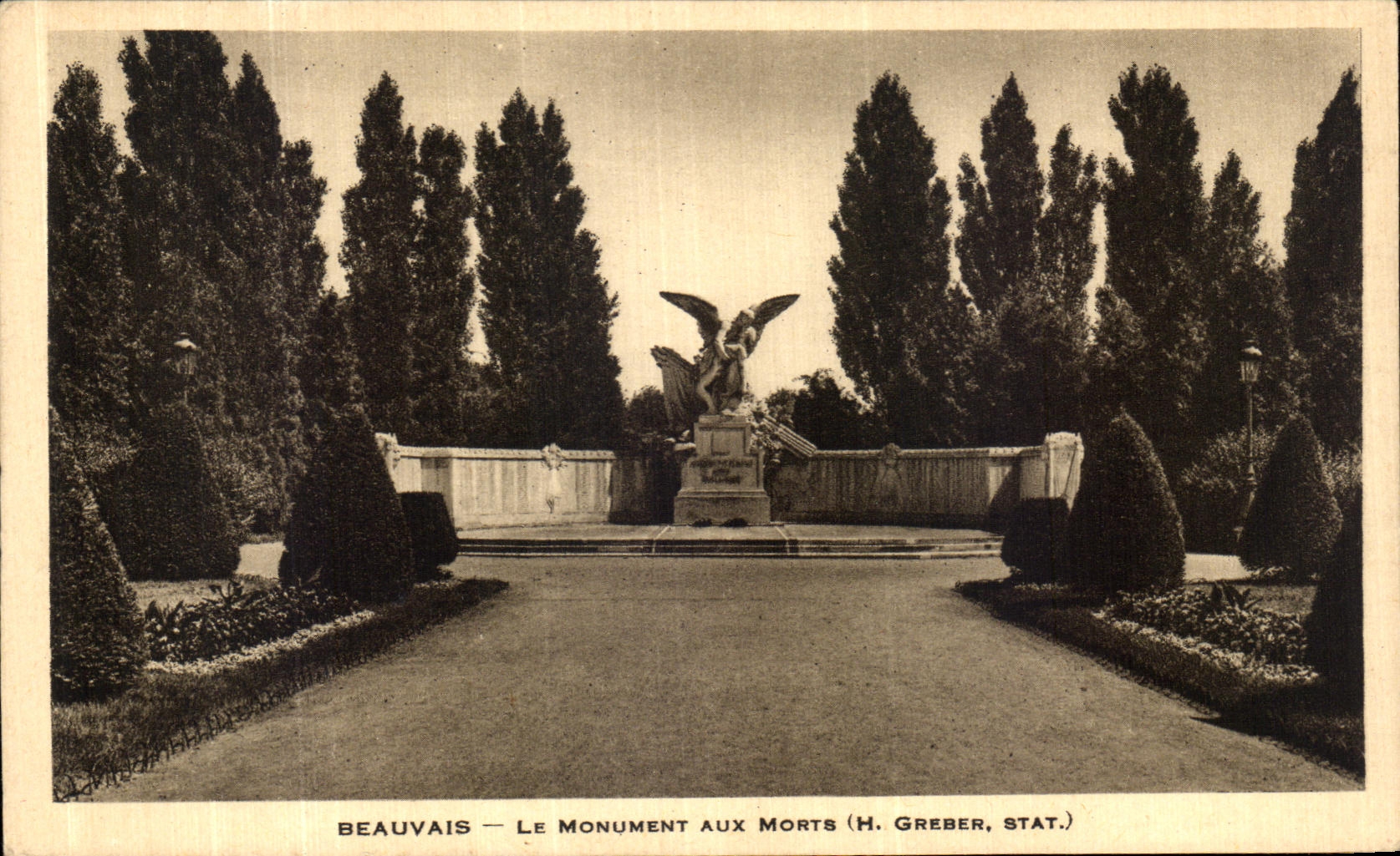 Beauvais — Le Monument aux Morts (H. Greber, stat.)