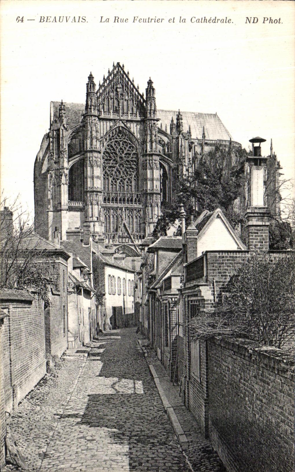 CPA Beauvais La Rue Feutrier et la Cathedrale