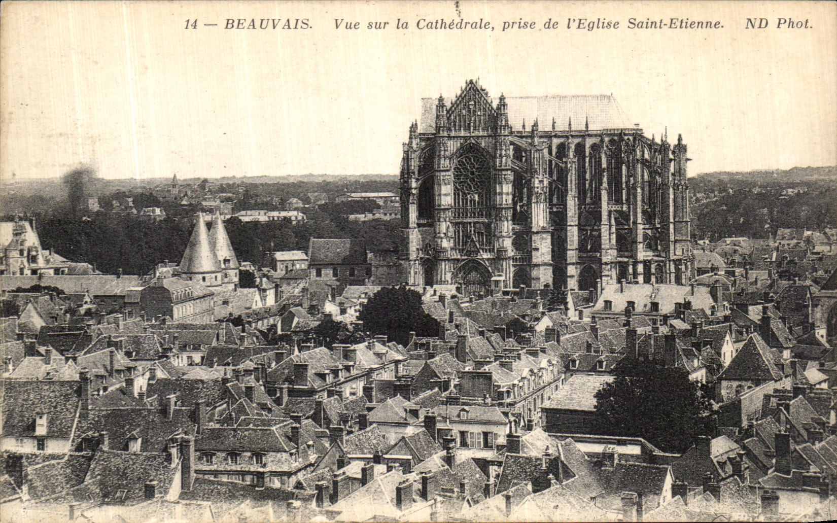CPA Beauvais Vue sur la Cathedrale prise de l Eglise Saint Etienne