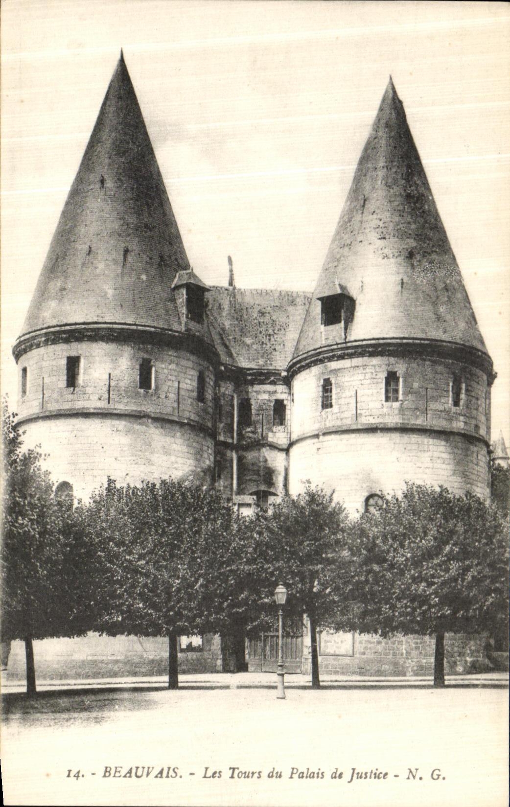 CPA Beauvais Les Tours du Palais de Justice