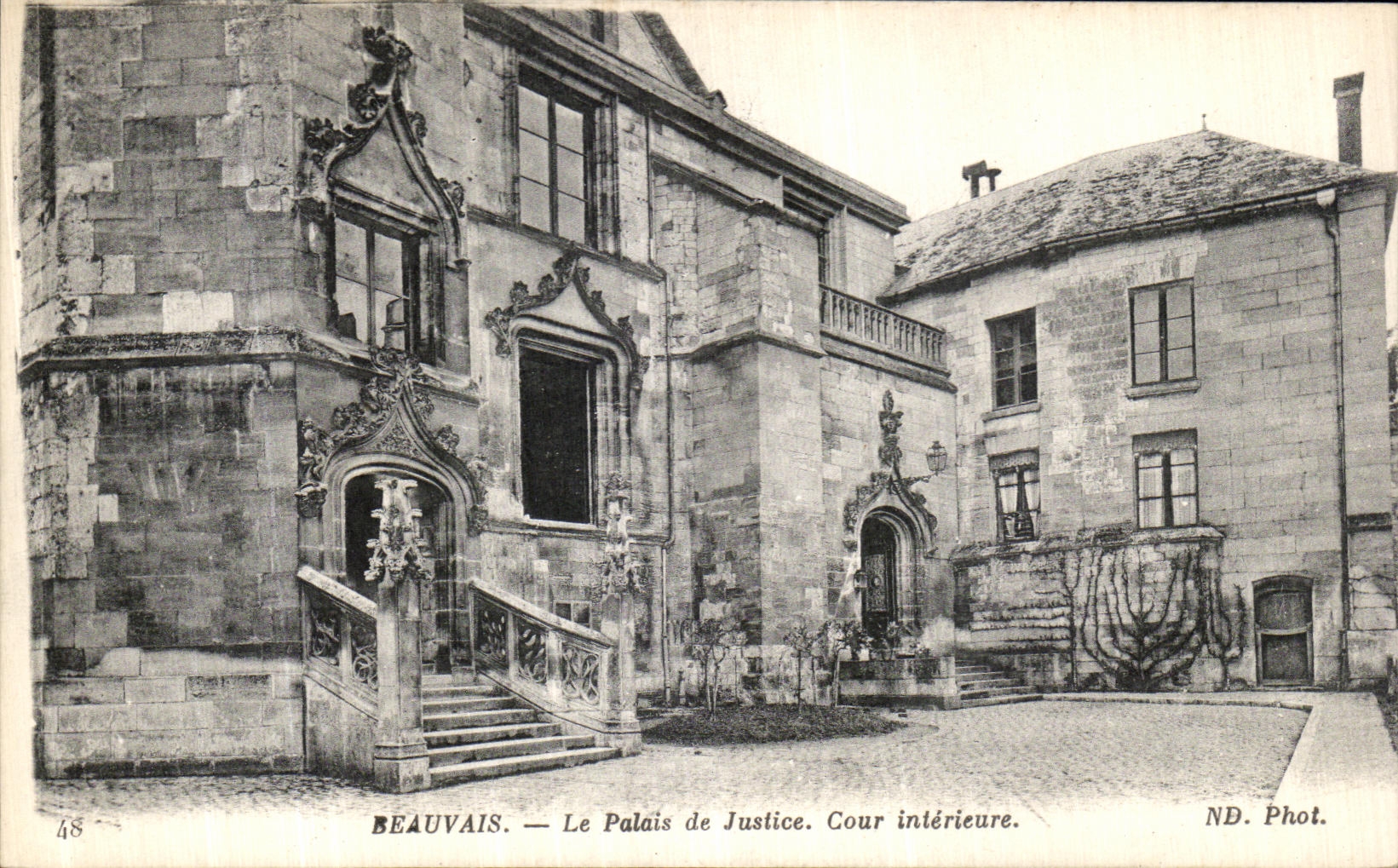 CPA Beauvais Le Palais de Justice Cour Interieure