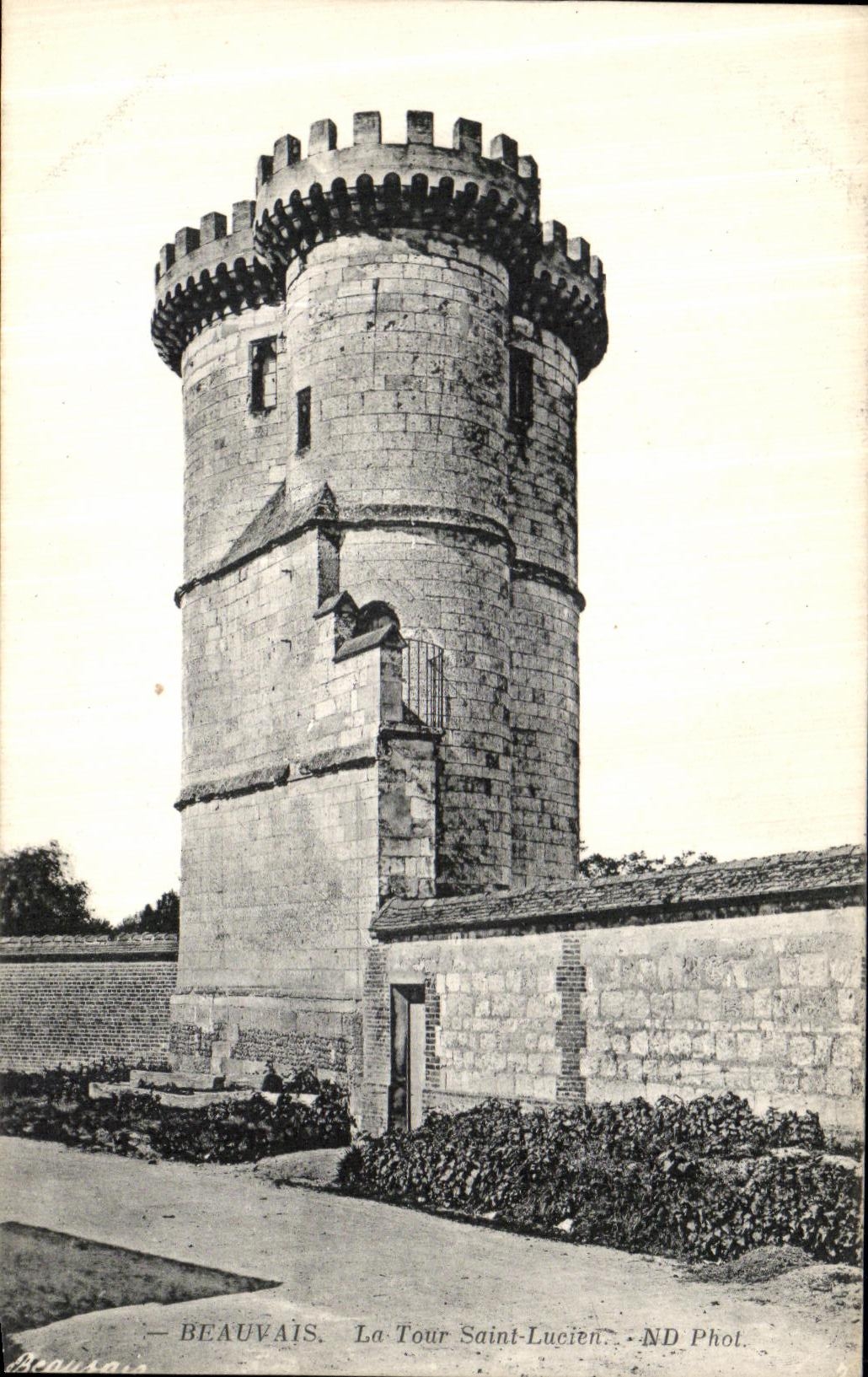 CPA Beauvais La Tour Saint Lucien