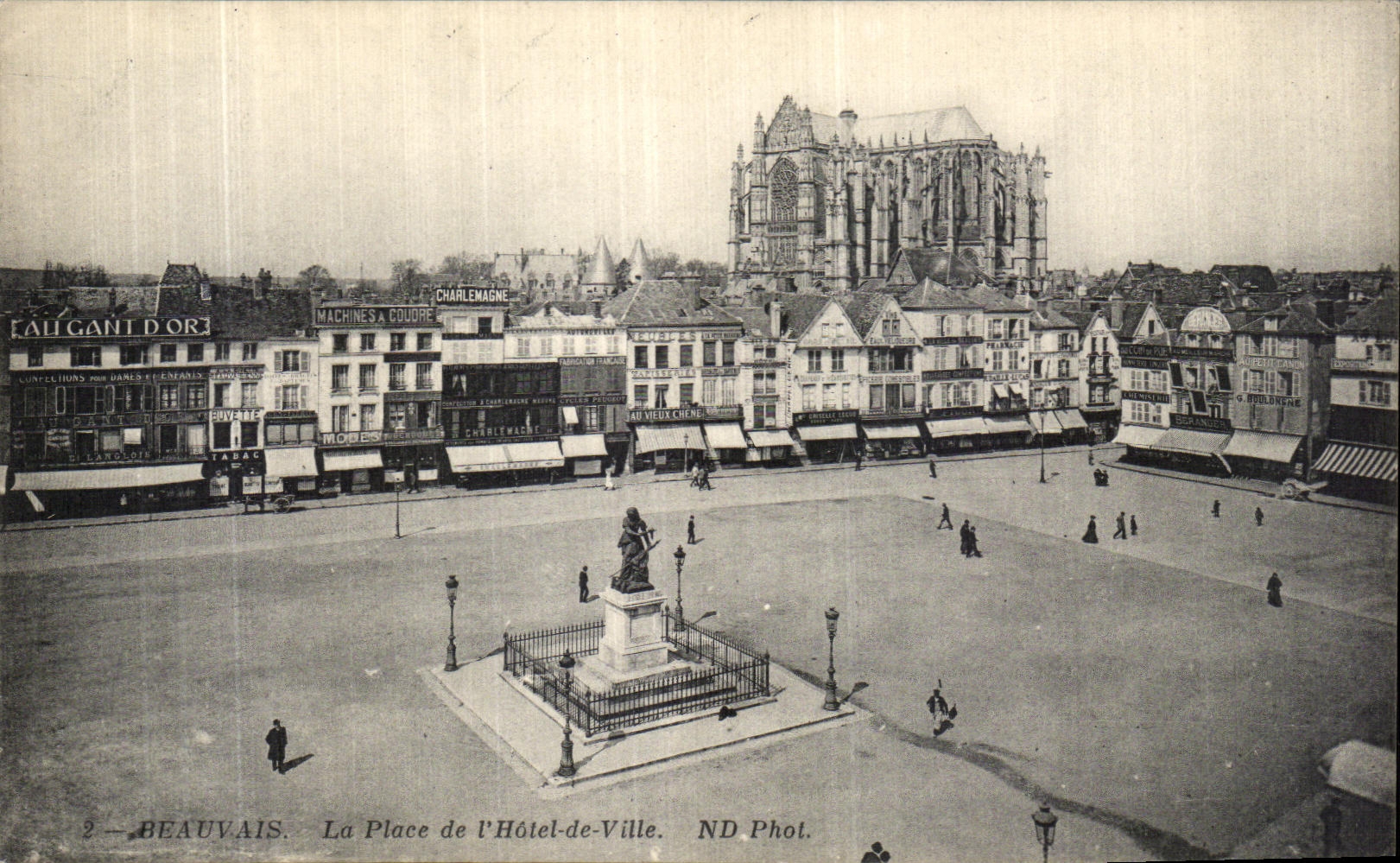 CPA Beauvais La Place de l Hotel de Ville