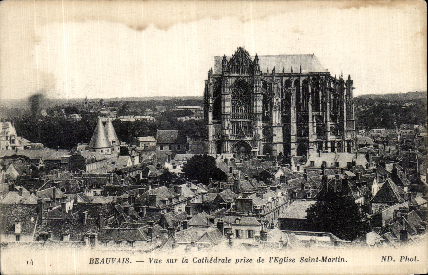 Beauvais — Vue sur la Cathédrale prise de l'Église Saint-Martin — ND. Phot.