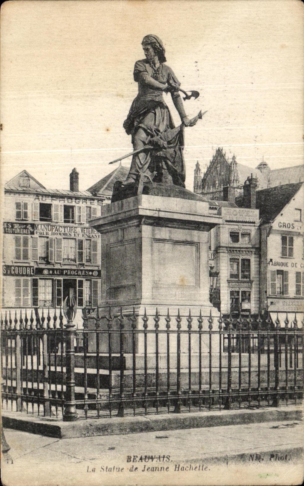 Beauvais — Statue de Jeanne Hachette — NH, Phot.