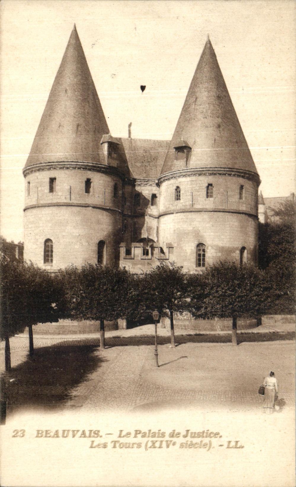 Beauvais — Le Palais de Justice. Les Tours (XIVe siècle) — LL.